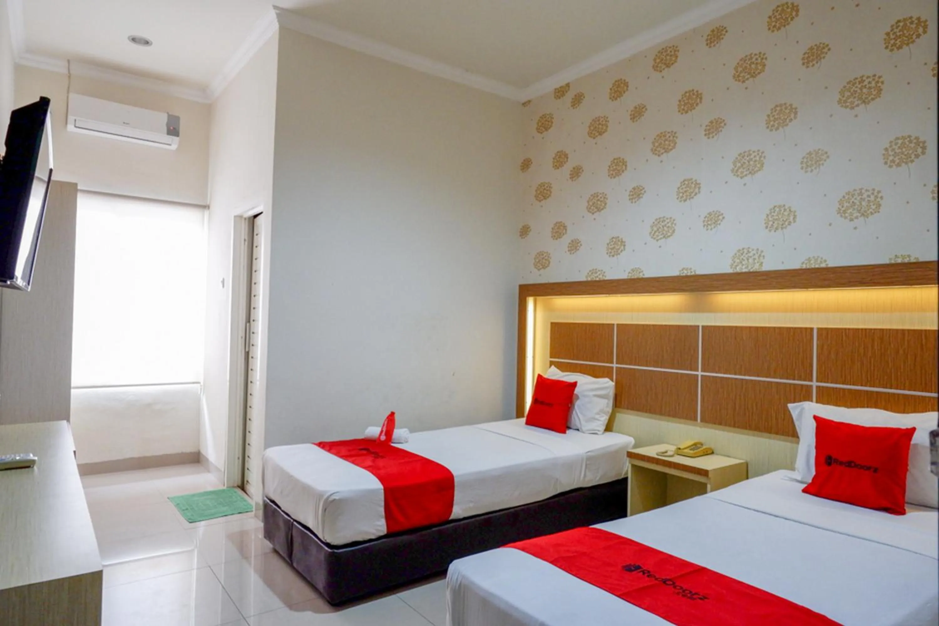 Bed in RedDoorz @ Hotel Bumi Palupy