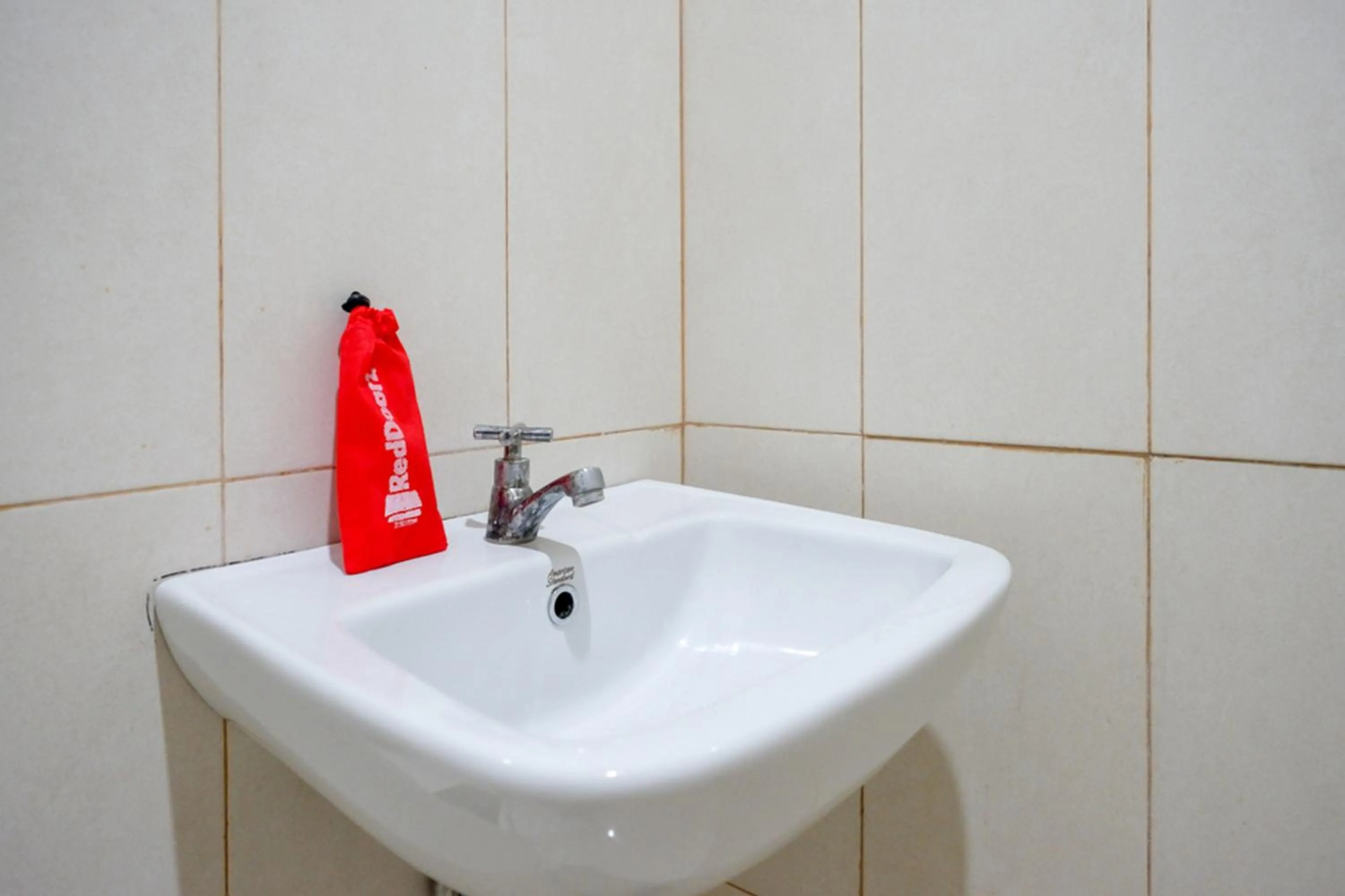 RedDoorz @ Hotel Bumi Palupy