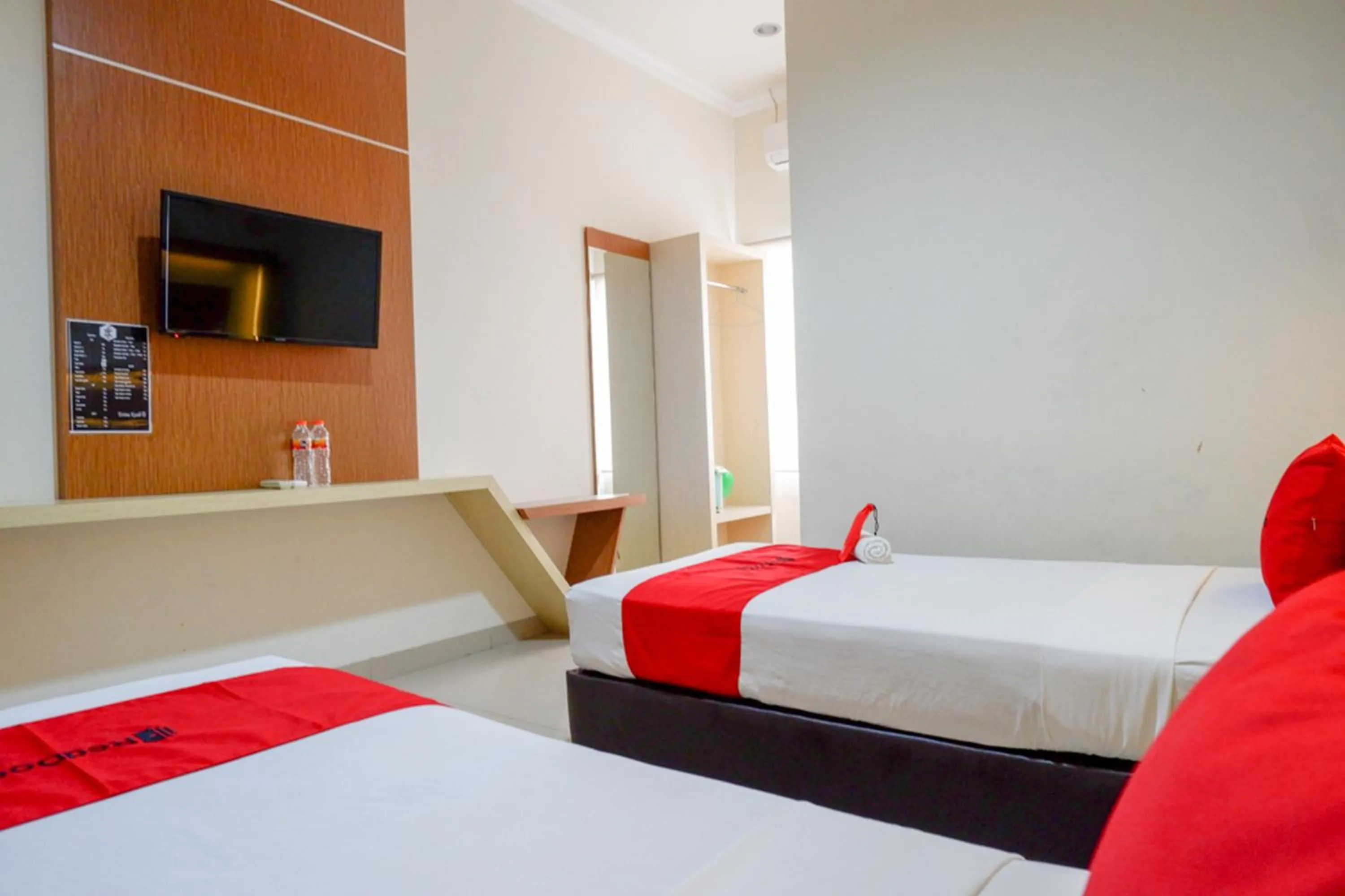 Bed in RedDoorz @ Hotel Bumi Palupy