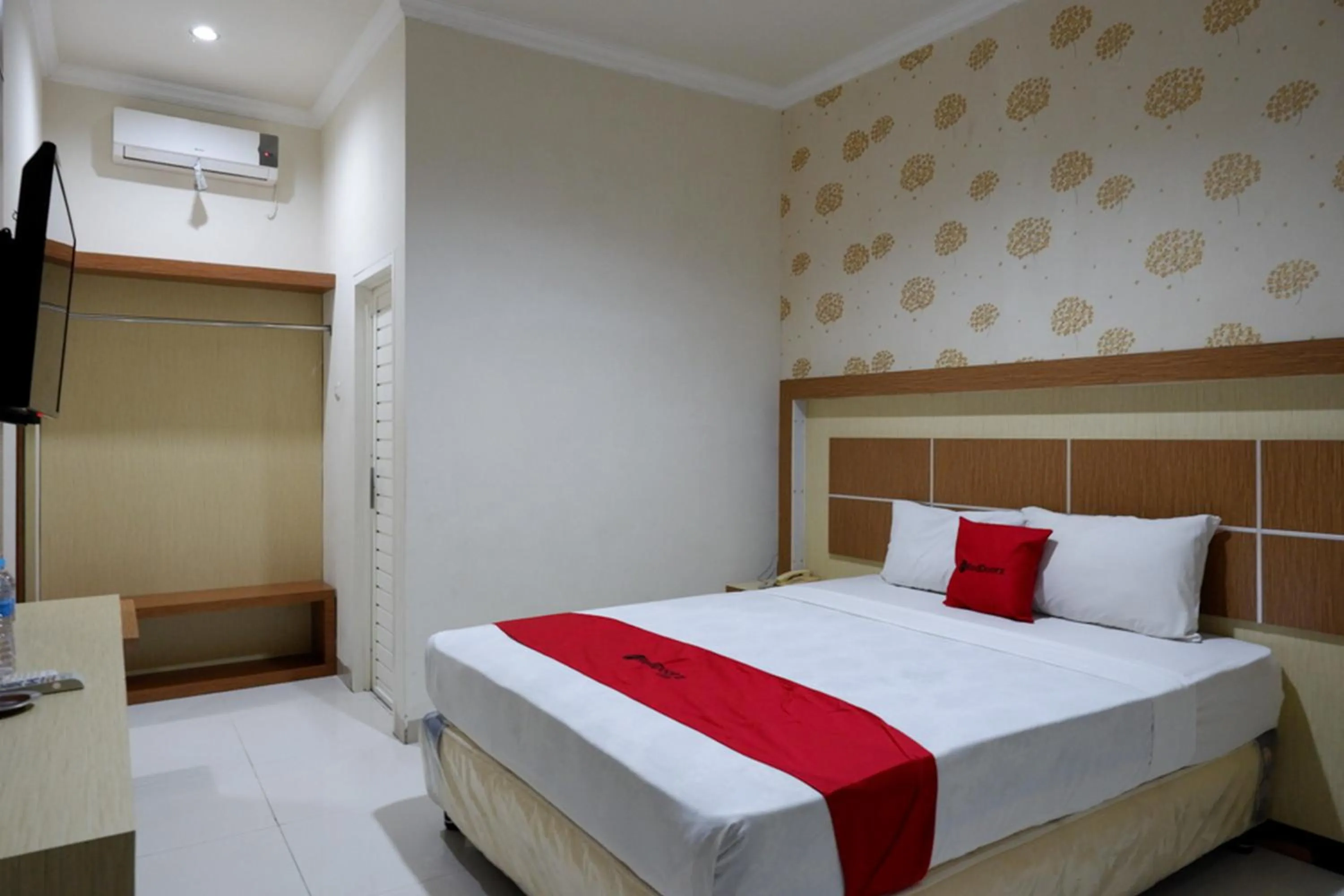 Bed in RedDoorz @ Hotel Bumi Palupy