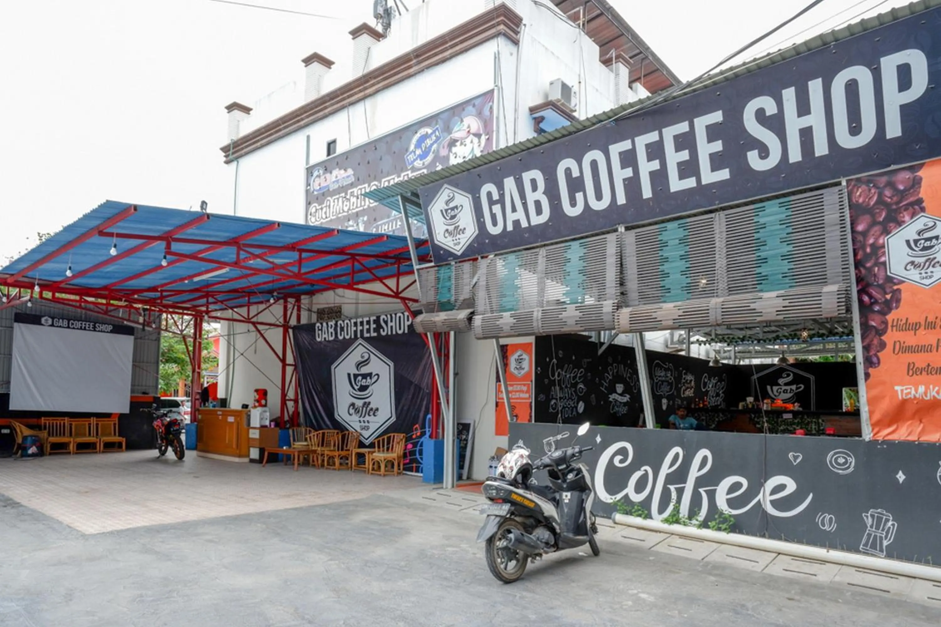 Facade/entrance in RedDoorz @ Hotel Bumi Palupy