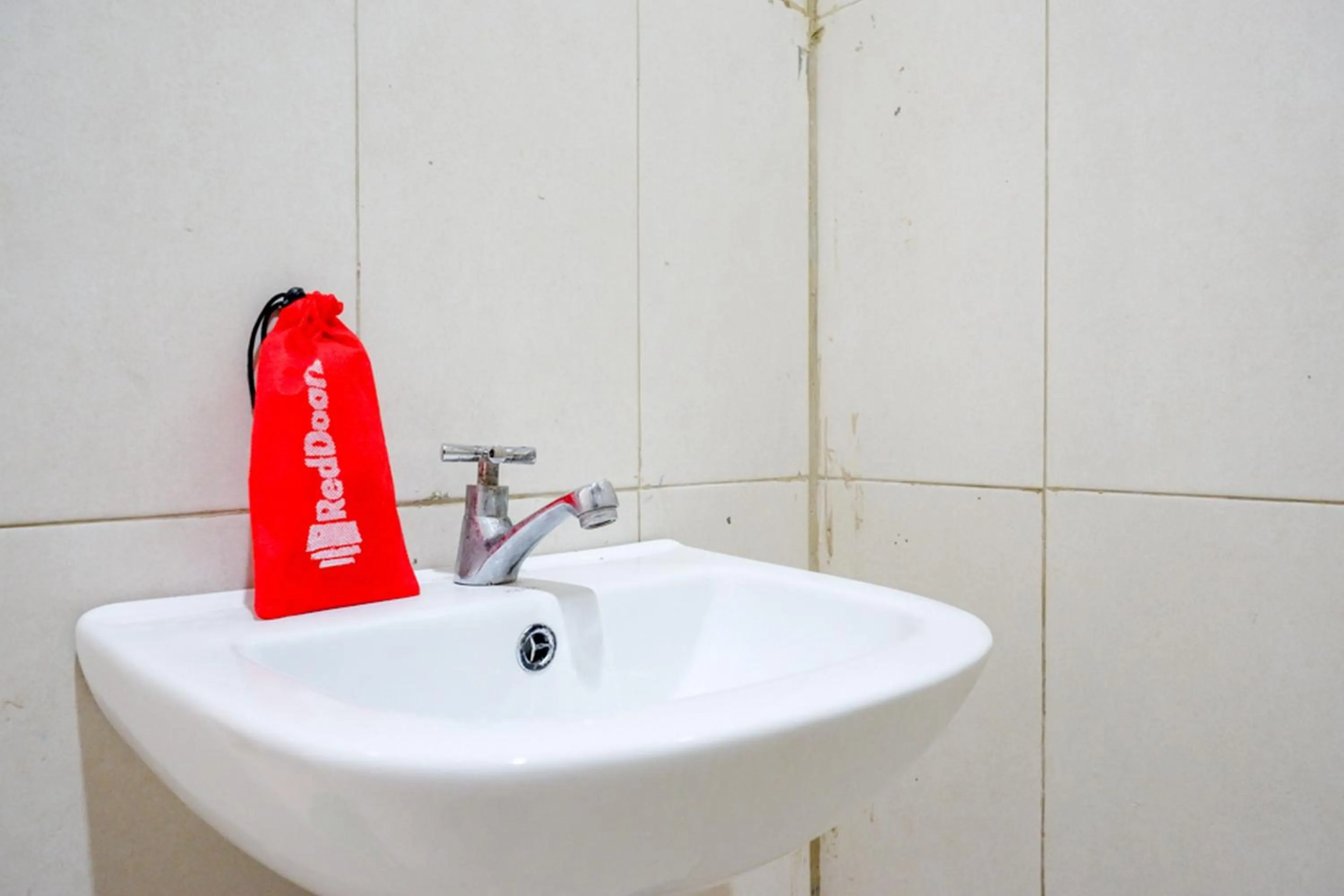 RedDoorz @ Hotel Bumi Palupy