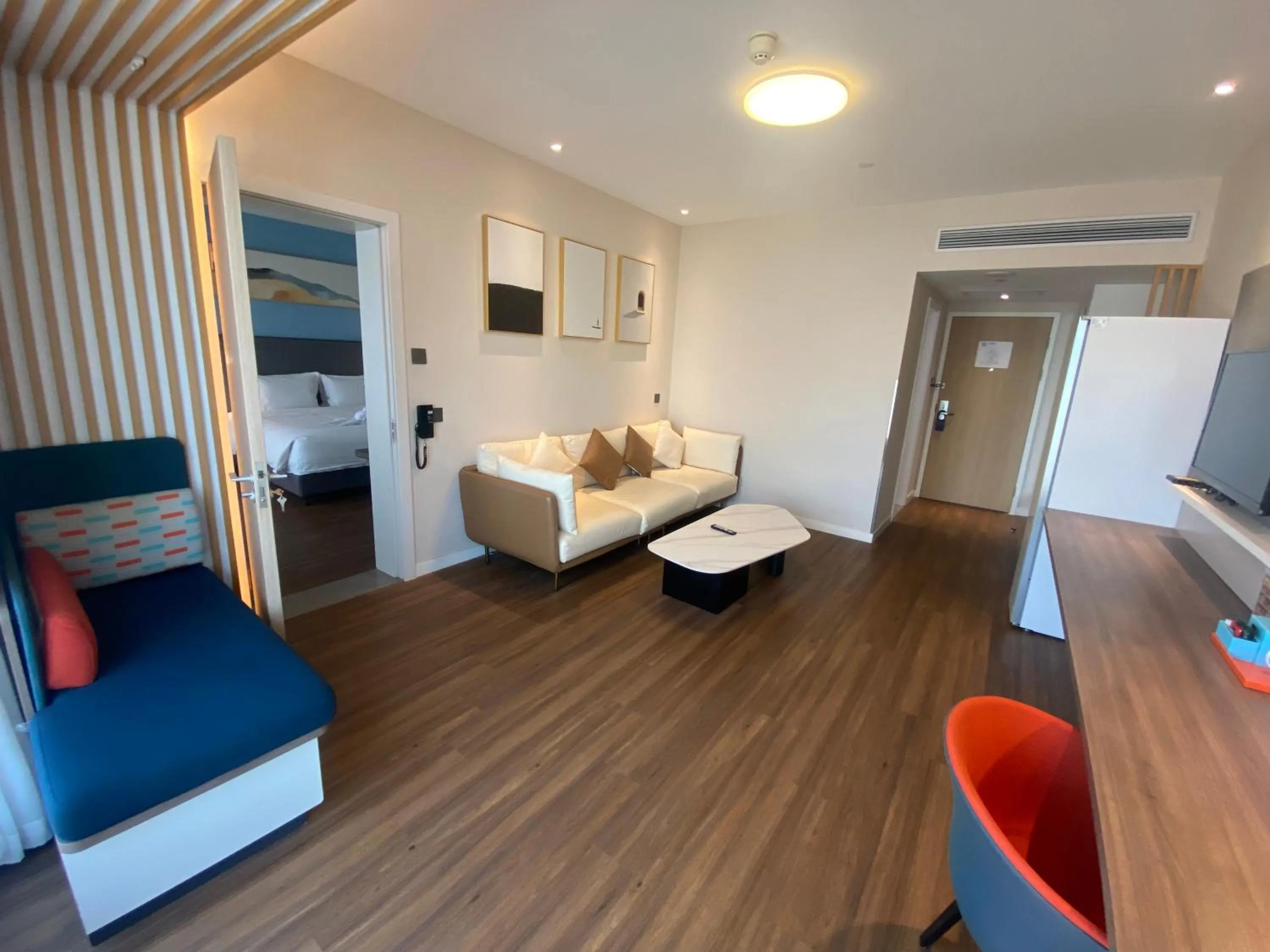 Living room, Bed in Holiday Inn Express Hangzhou Westlake East by IHG