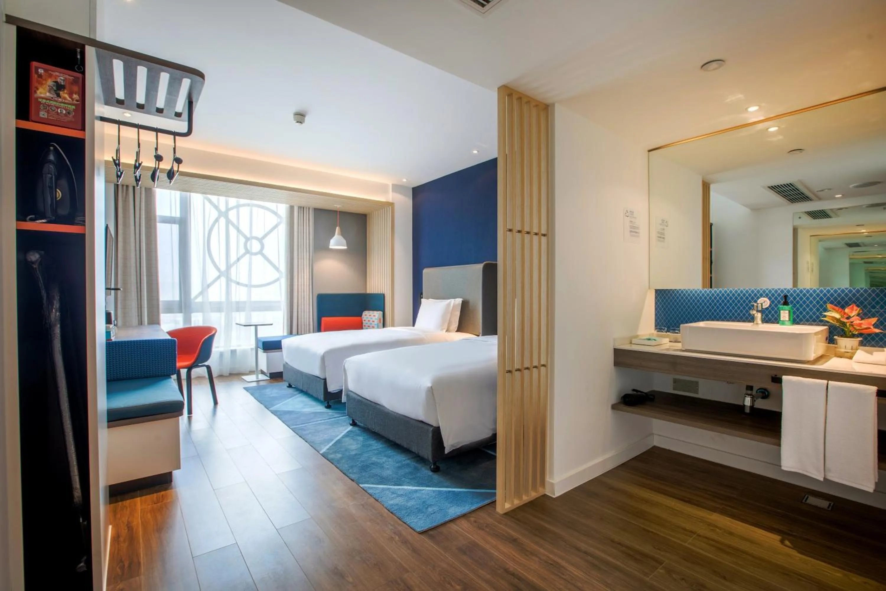 Photo of the whole room, Bed in Holiday Inn Express Zhangjiagang Free Trade Zone by IHG