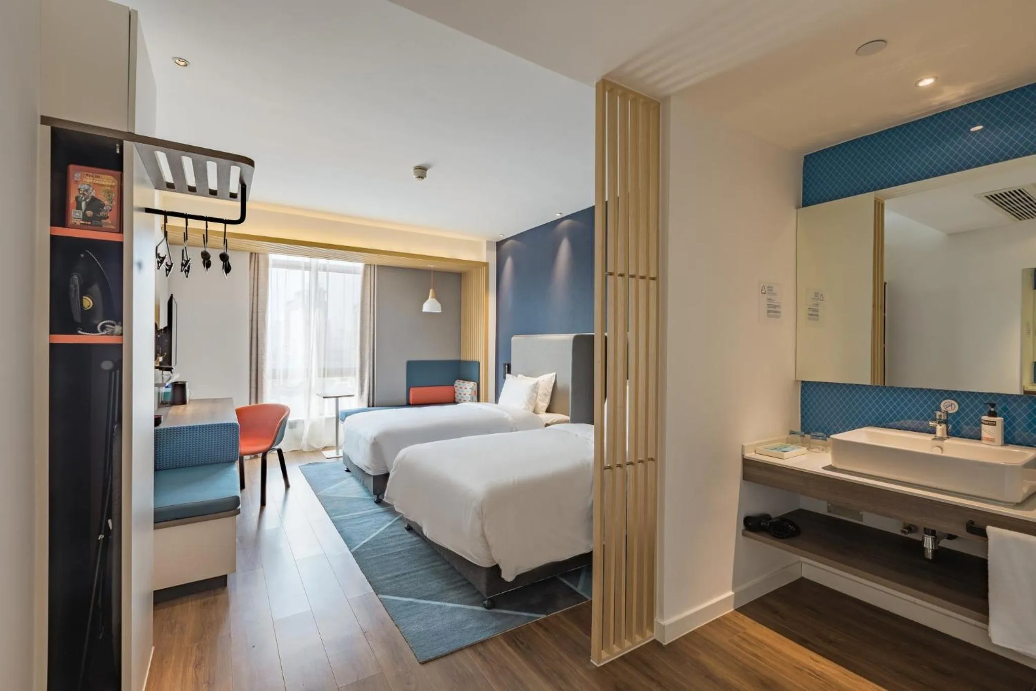 Photo of the whole room, Bed in Holiday Inn Express Zhangjiagang Free Trade Zone by IHG