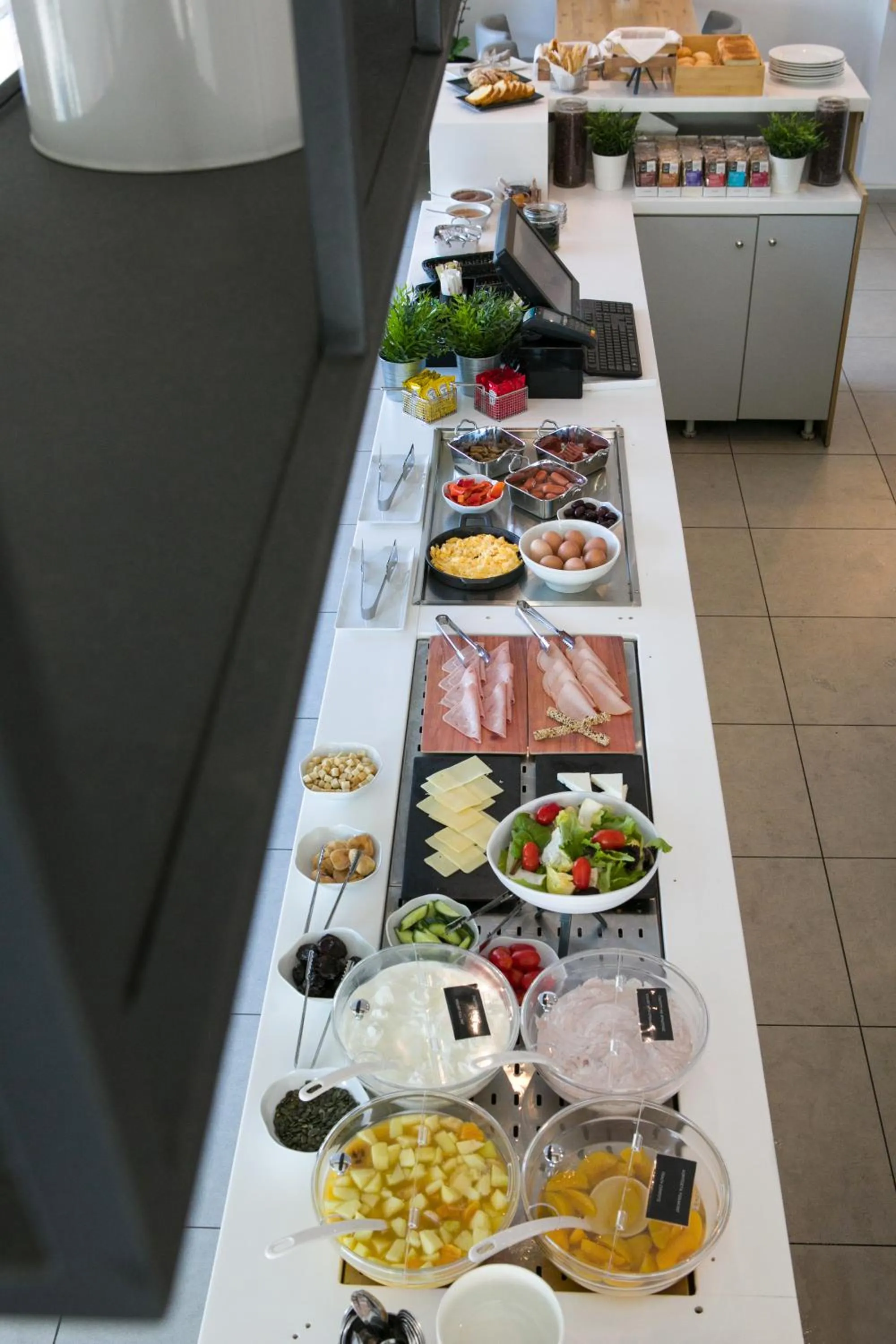 Breakfast in White 9