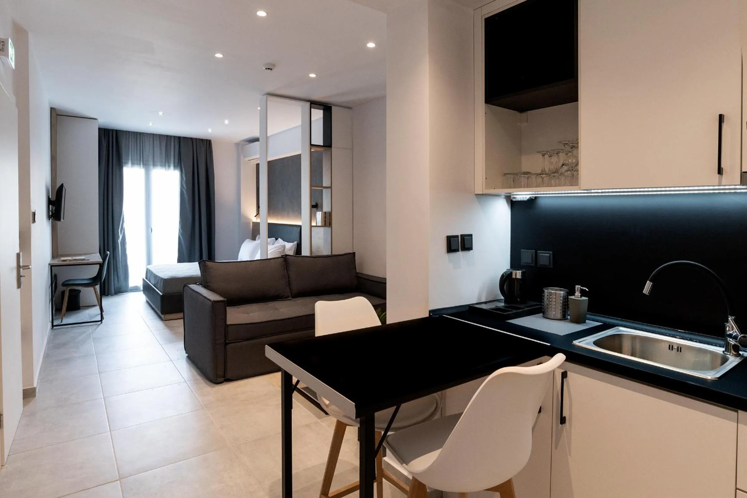 Kitchen or kitchenette in White 9