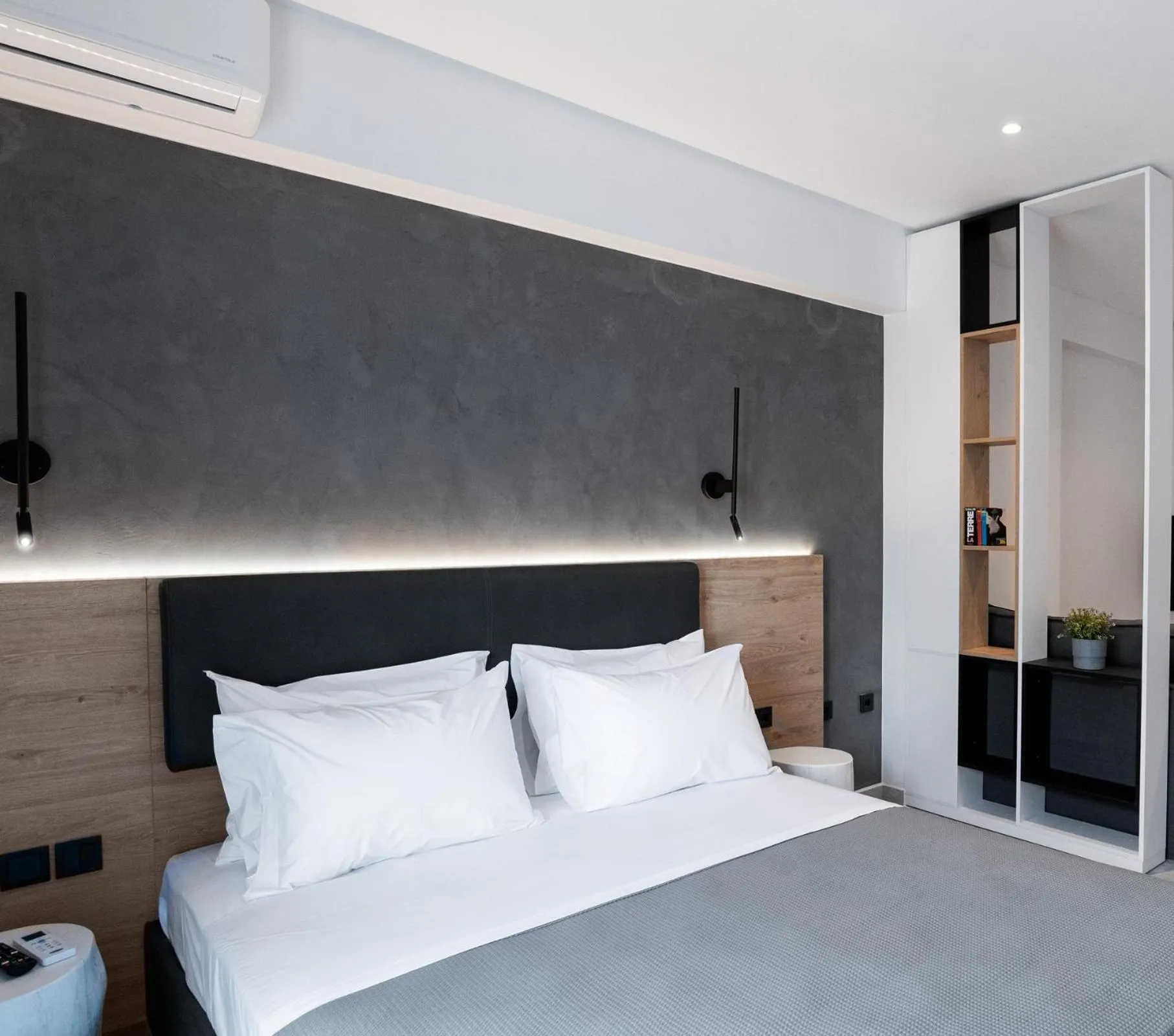 Bedroom, Bed in White 9