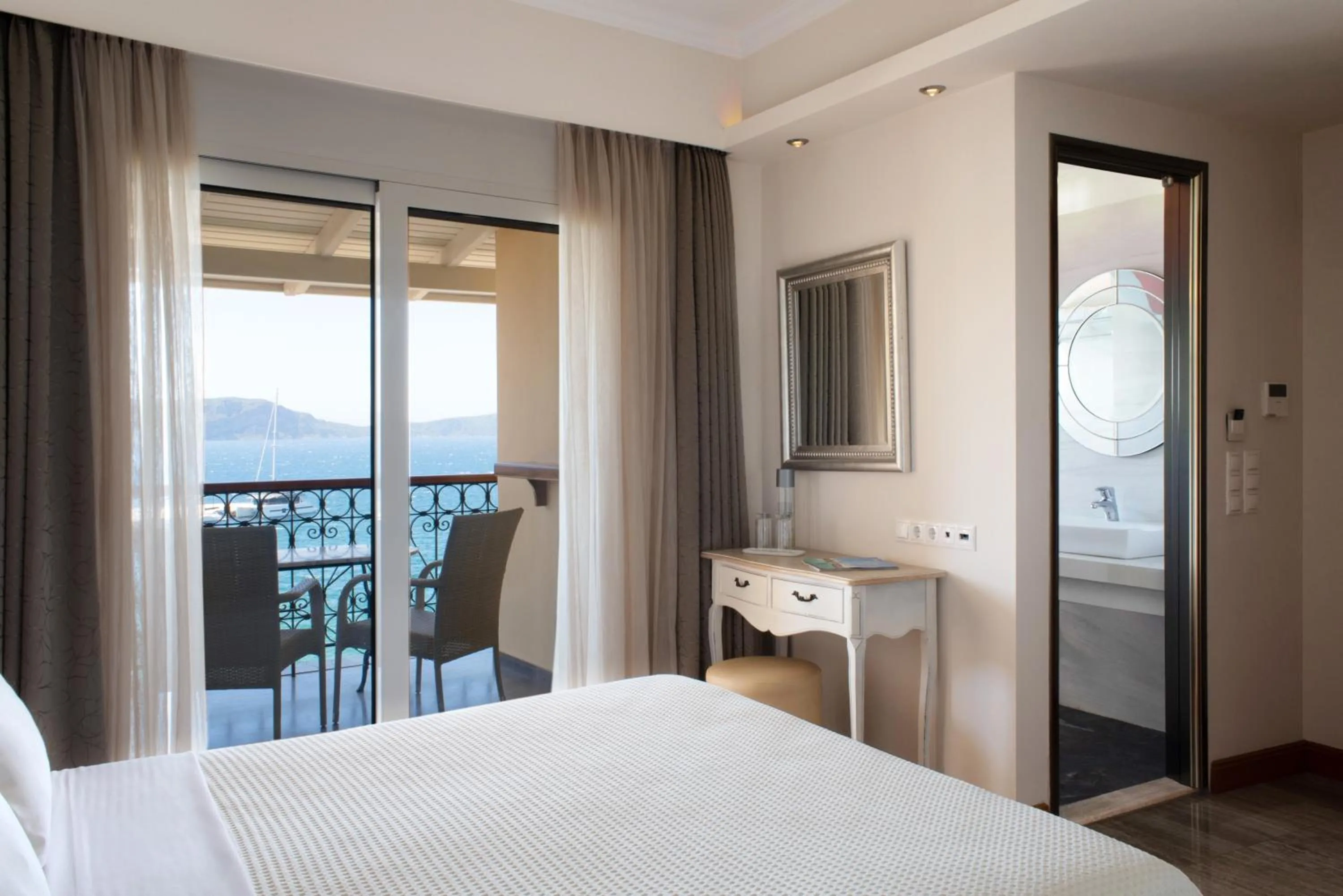 Balcony/Terrace, Bed in Karalis City Hotel