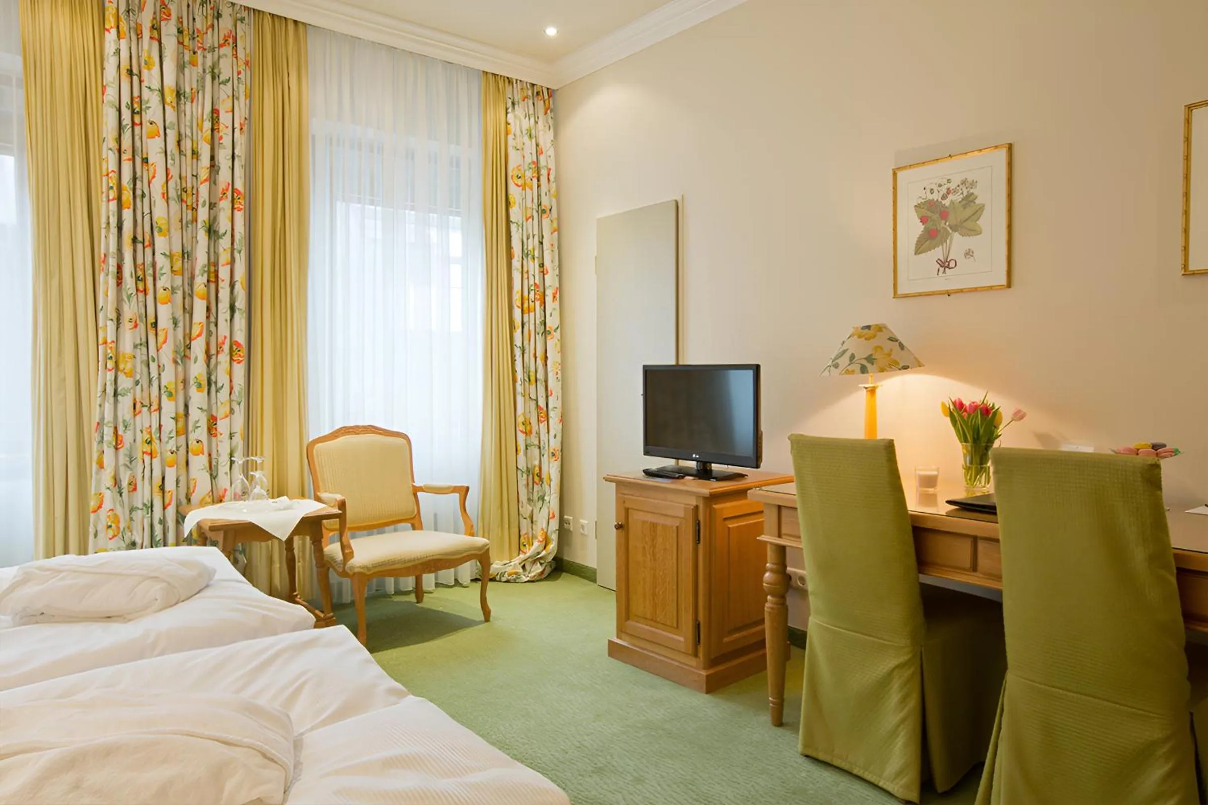 Photo of the whole room, Bed in Central-Hotel Kaiserhof