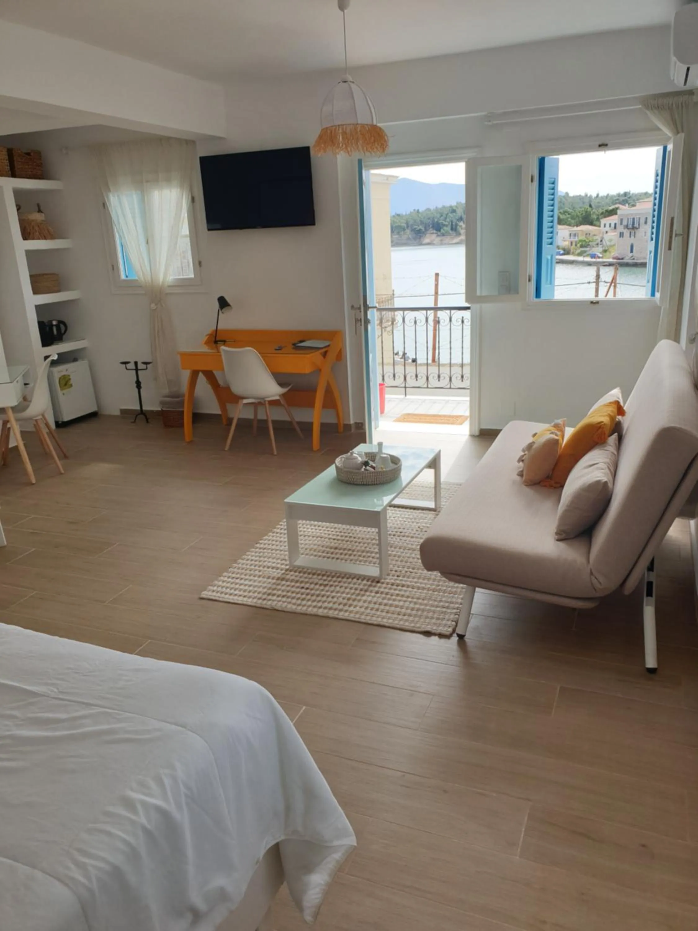 Communal lounge/ TV room in Galaxa Mansion