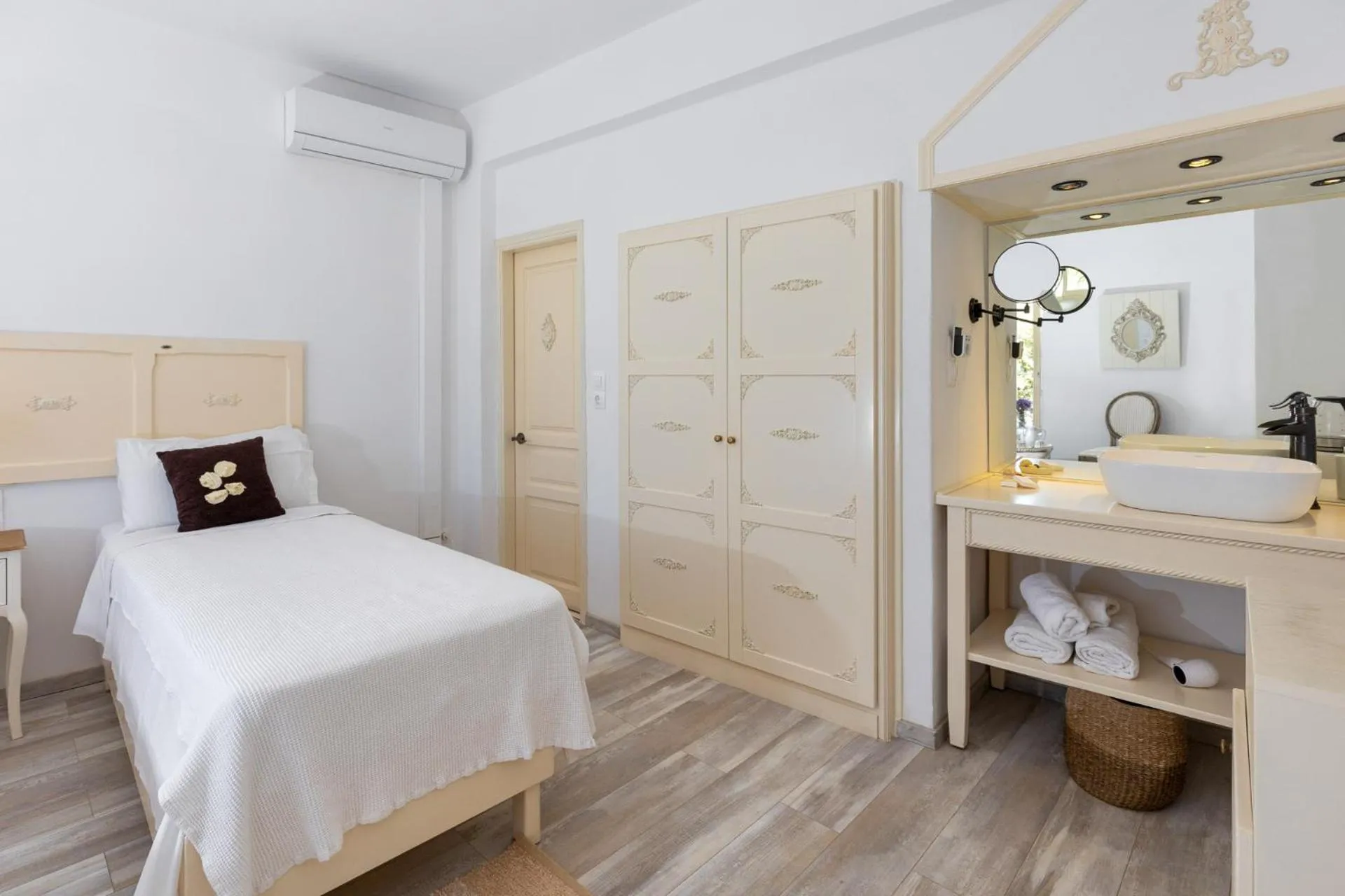 Bedroom, Bed in Galaxa Mansion