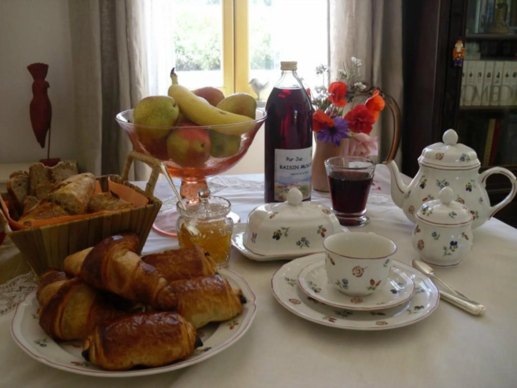 Continental breakfast in La Dentellière