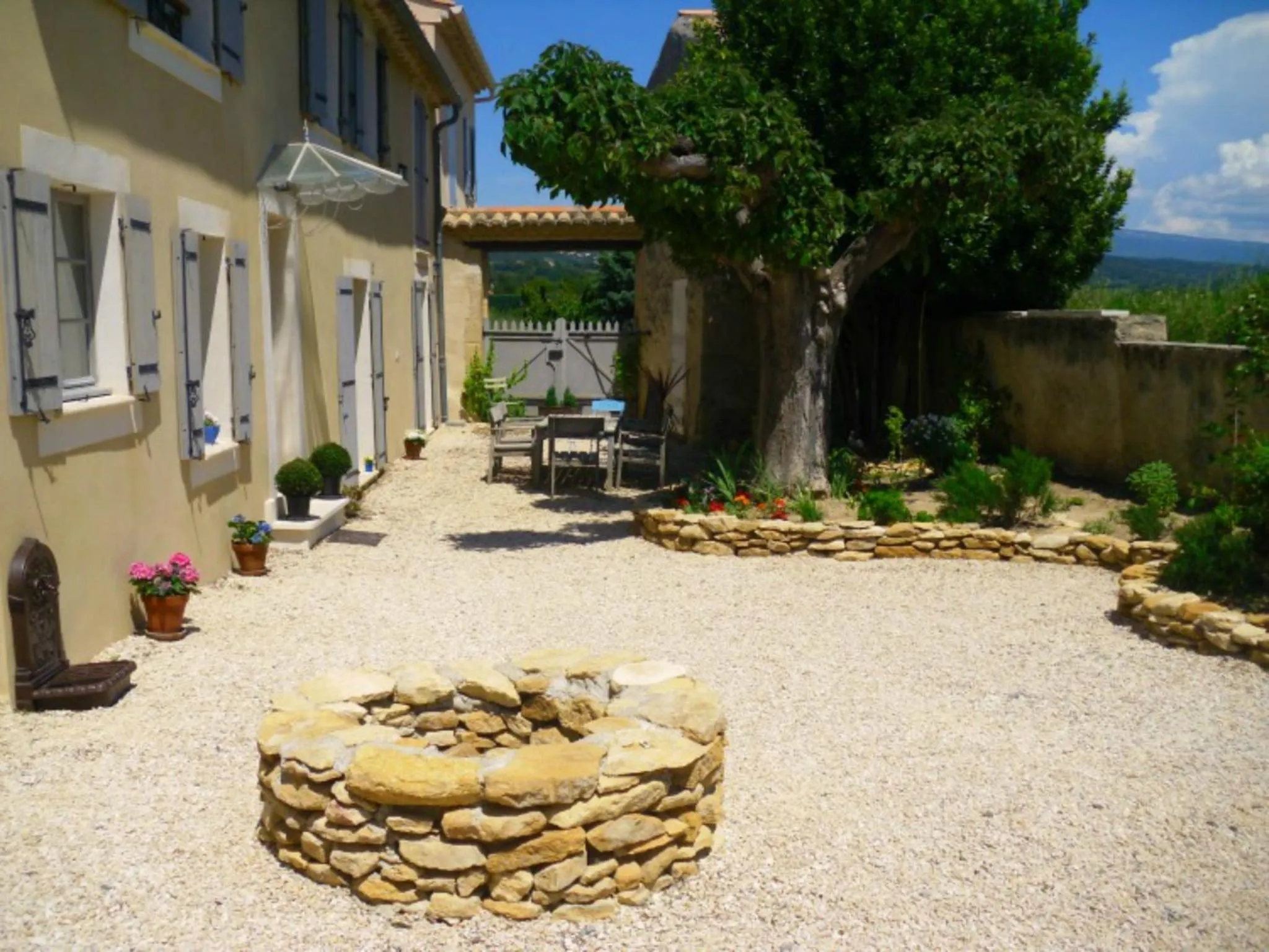 Facade/entrance in La Dentellière
