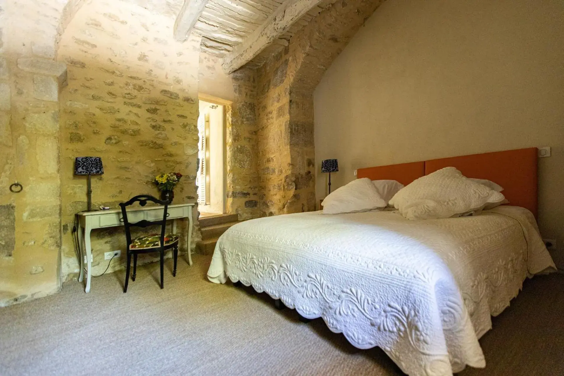 Standard King Room in Le Prieuré La Madelène Standard King Room in Le Prieuré La Madelène