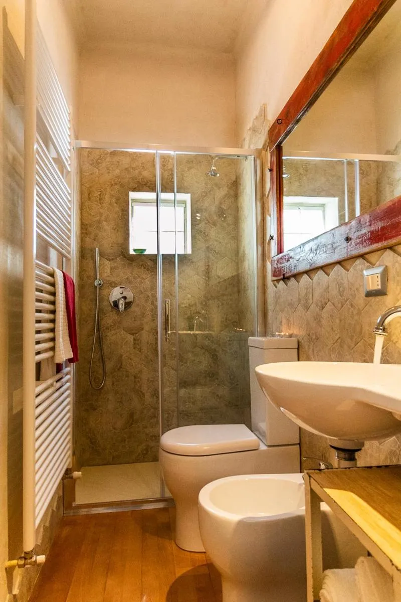 Shower in B&Bio la casa di Giò