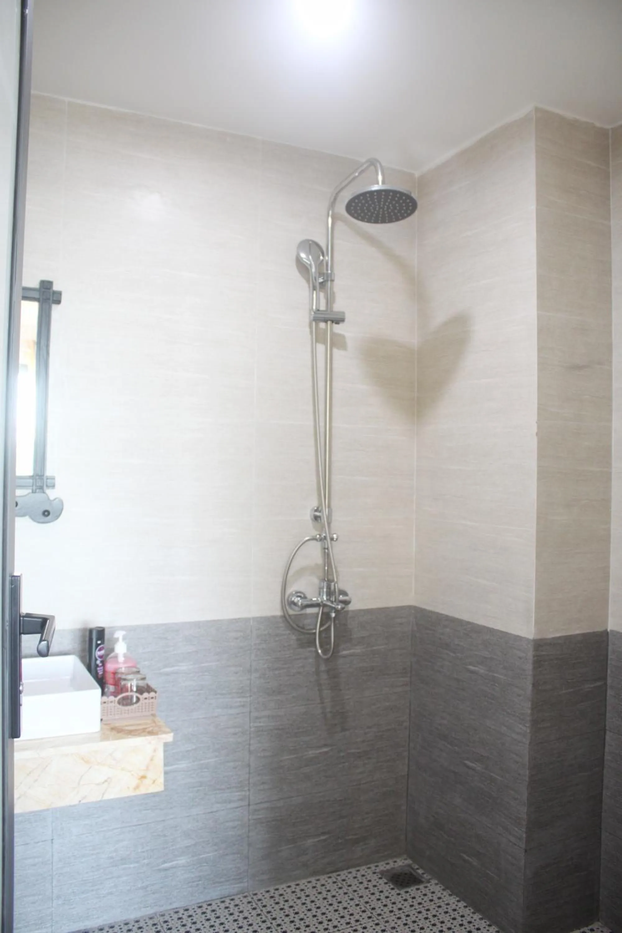 Shower in Thuong Da Riverside Homestay