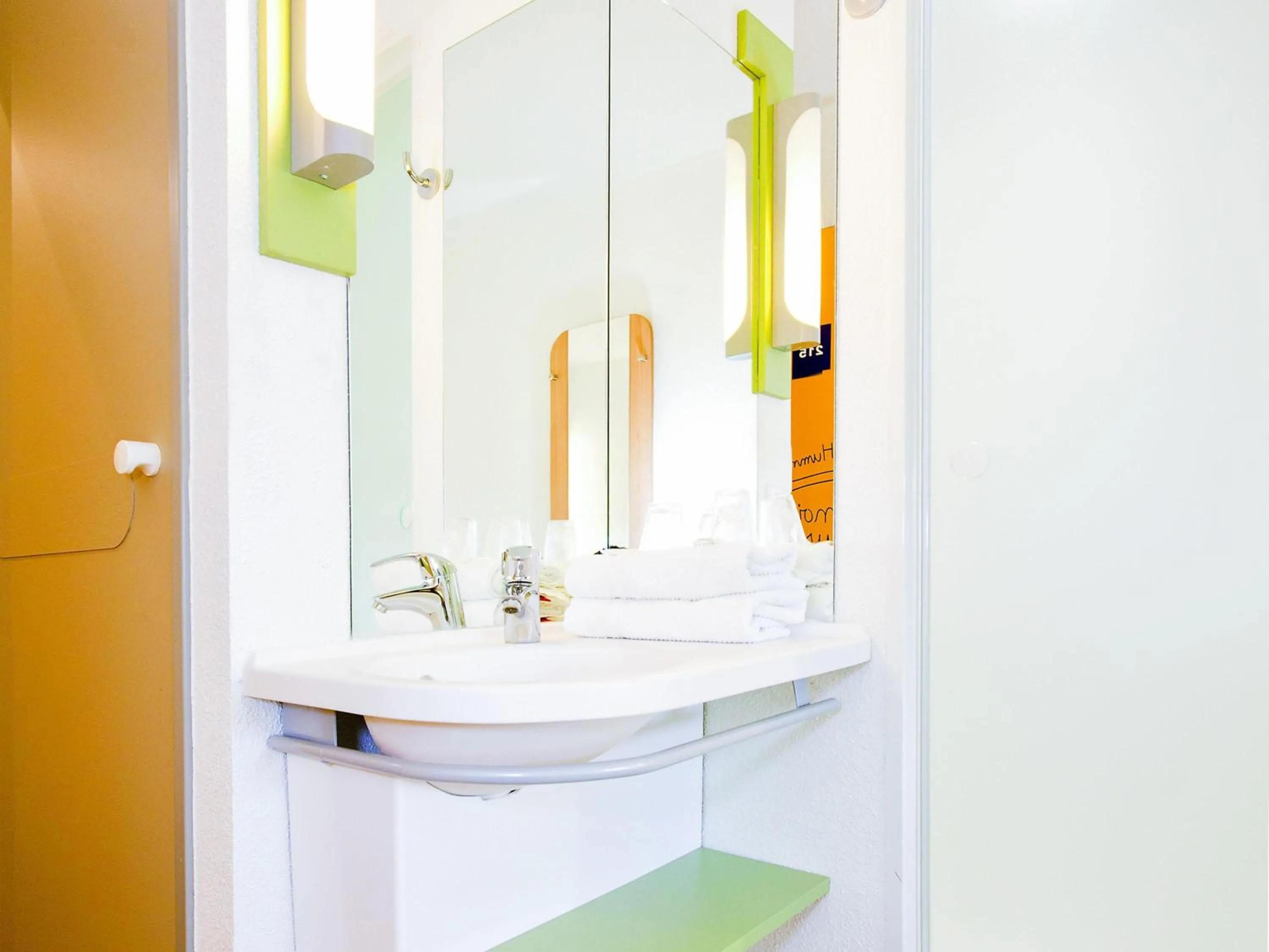 Bedroom in ibis budget Metz Technopole