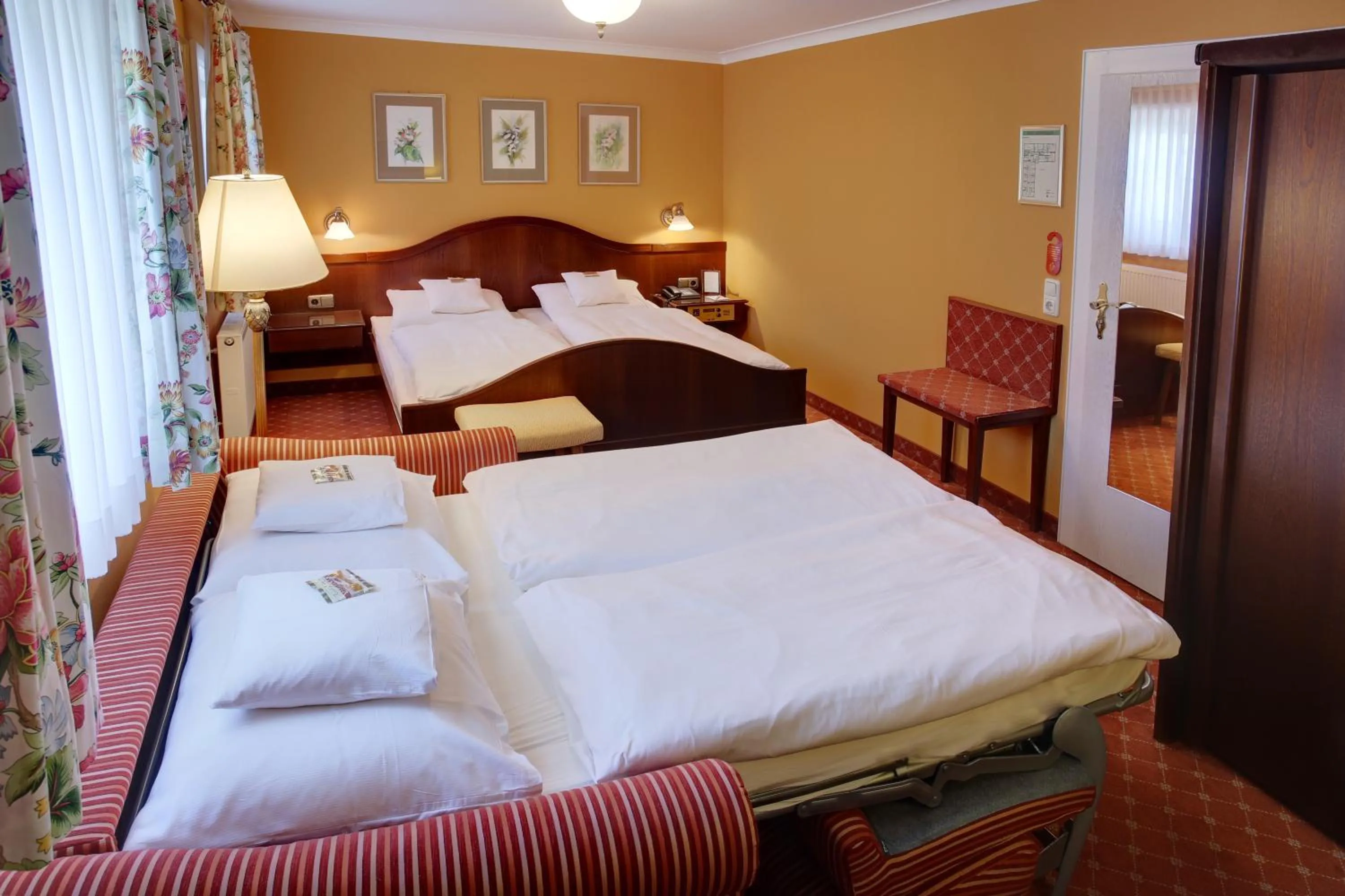 Photo of the whole room, Bed in Hotel Brauereigasthof Landwehr-Bräu