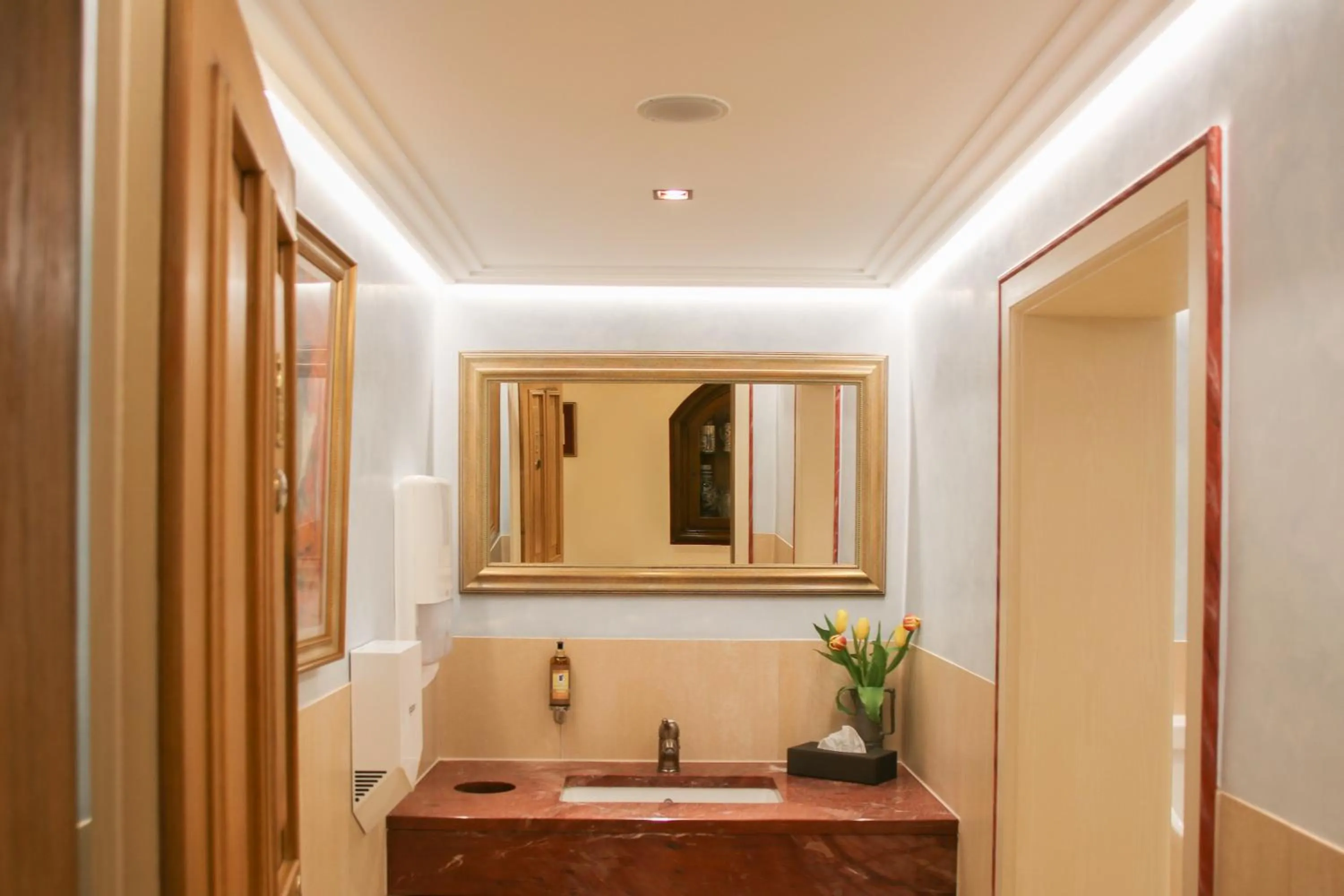 Toilet in Hotel Brauereigasthof Landwehr-Bräu