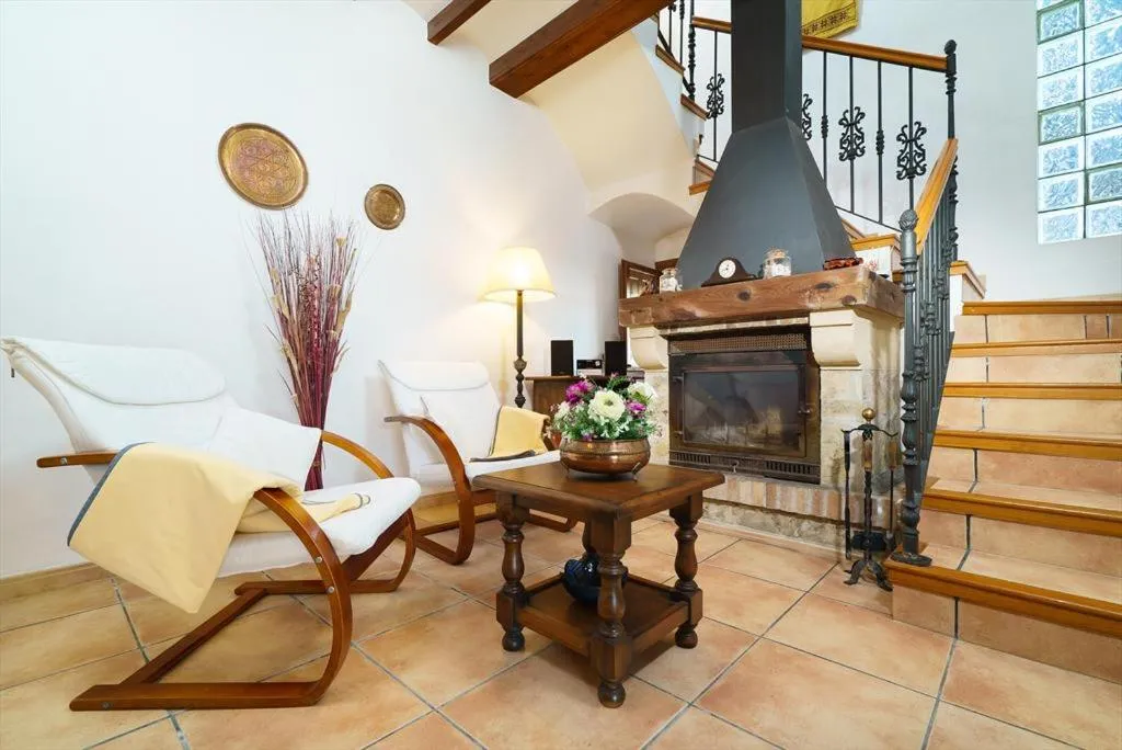 Casa Seniola by Aguilarent