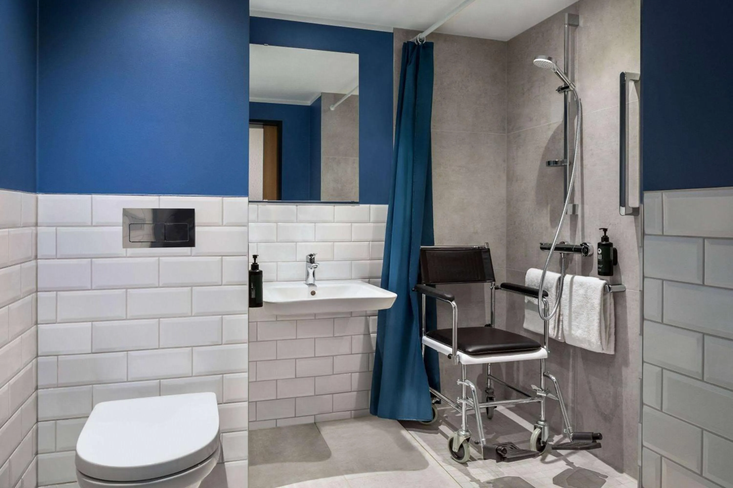 Shower in Vienna House Easy by Wyndham Frankfurt Airport