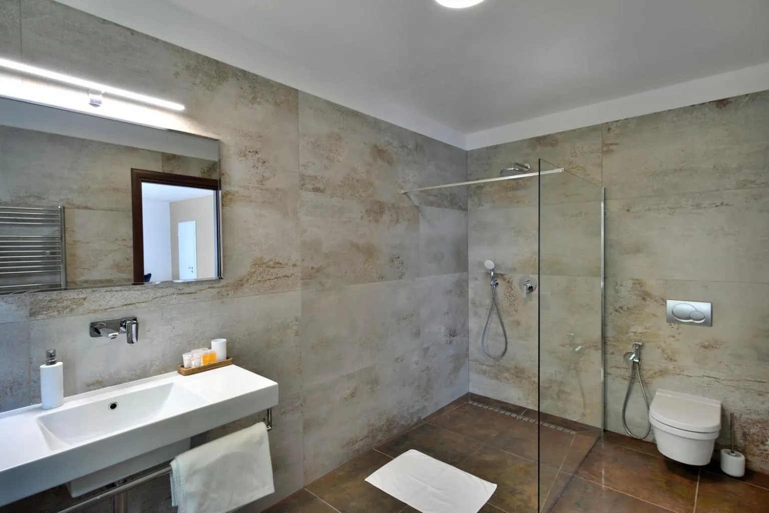 Shower in River View Apartments Hotel