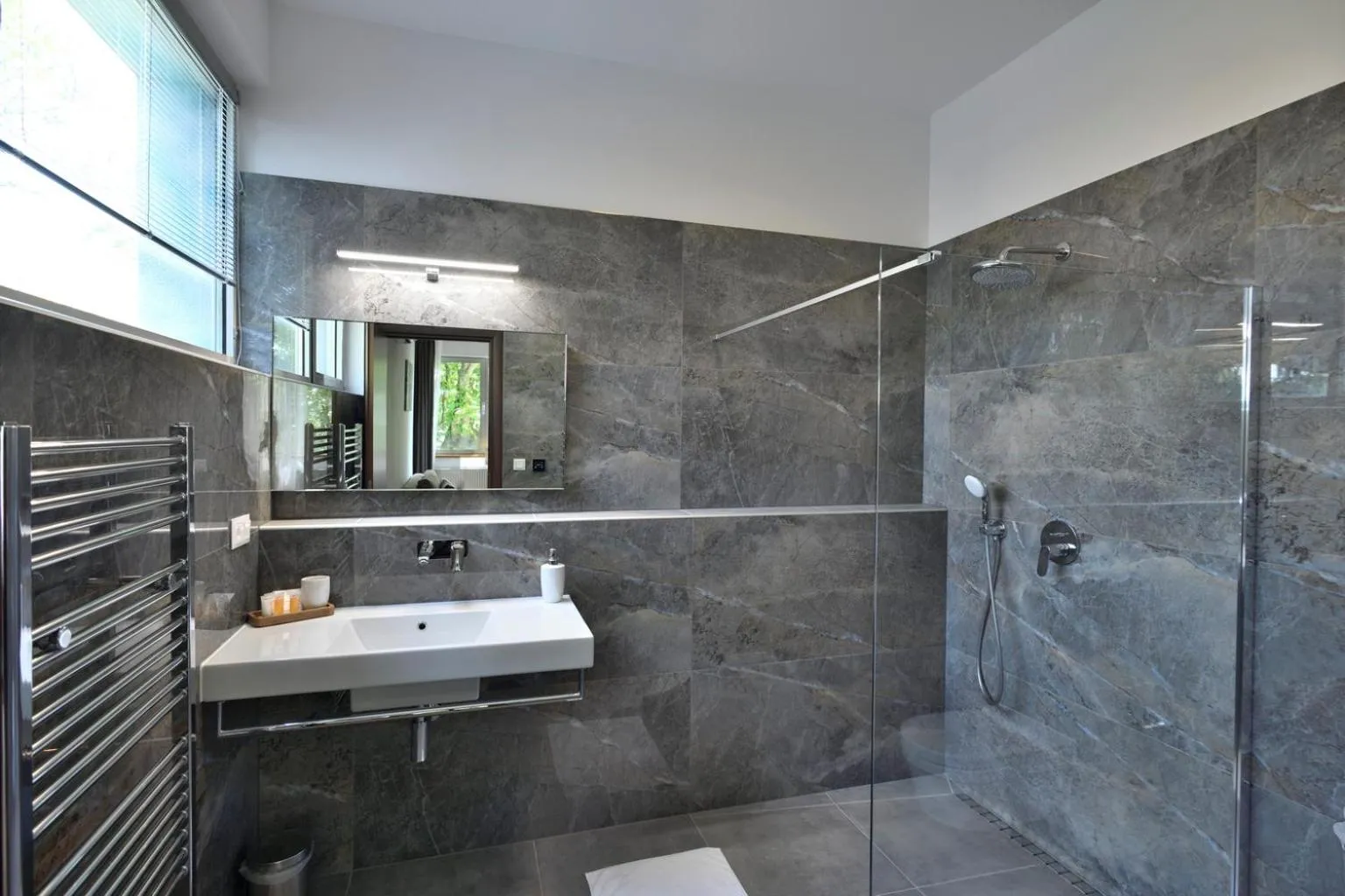 Shower in River View Apartments Hotel