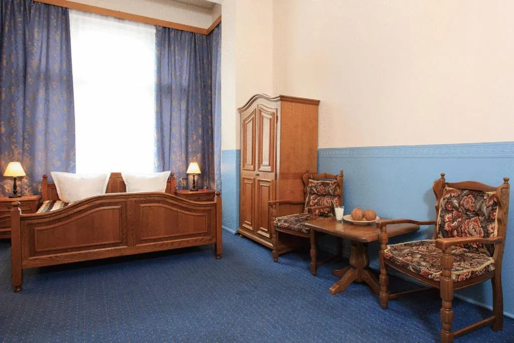 Photo of the whole room in Hotel-Pension Cortina