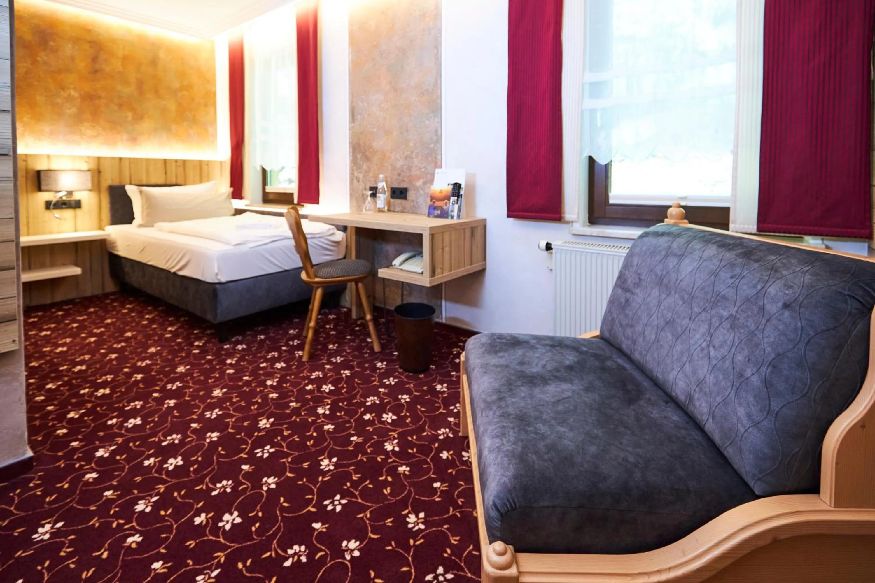 Photo of the whole room, Bed in Flair-Waldhotel Mellestollen