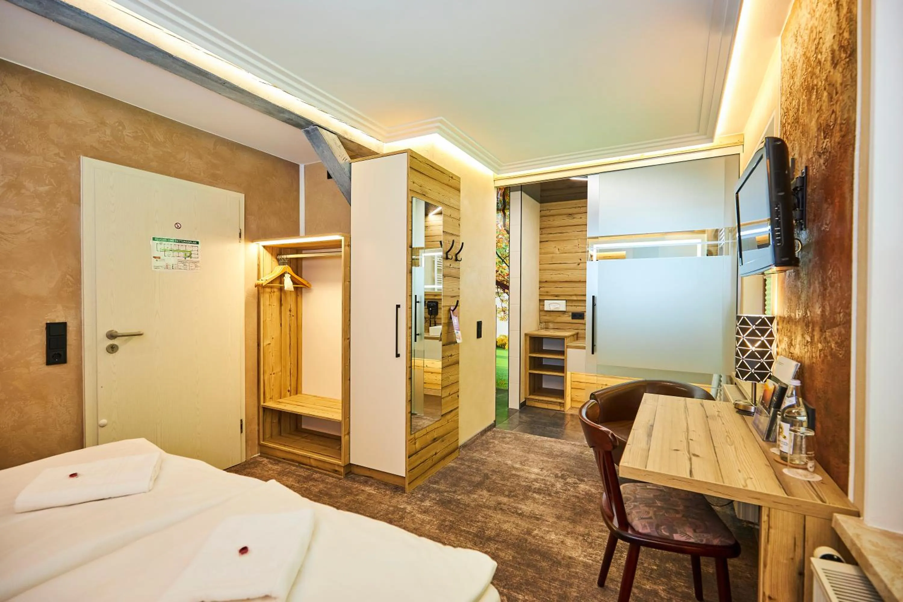 Photo of the whole room, Bed in Flair-Waldhotel Mellestollen