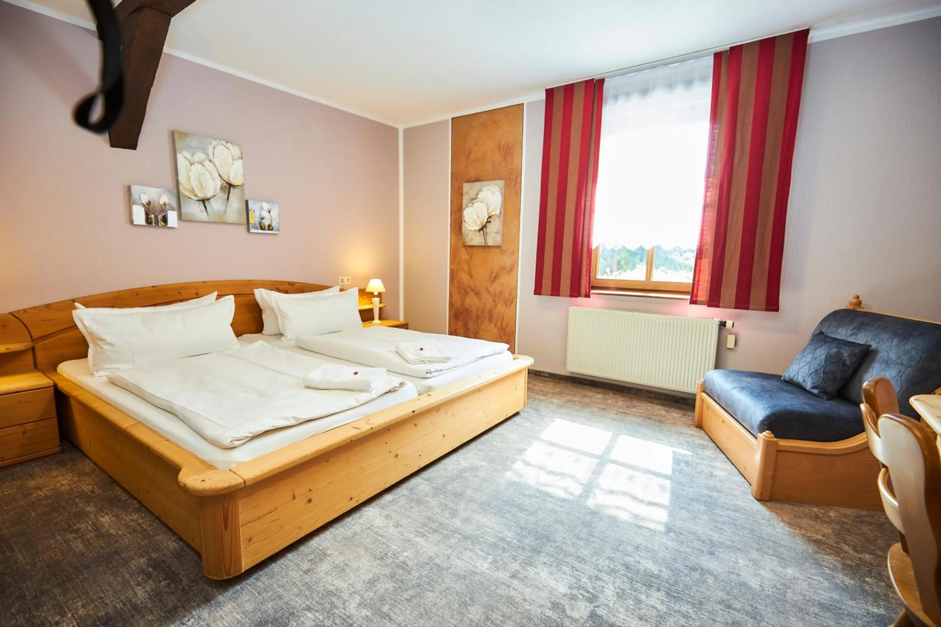 Photo of the whole room, Bed in Flair-Waldhotel Mellestollen