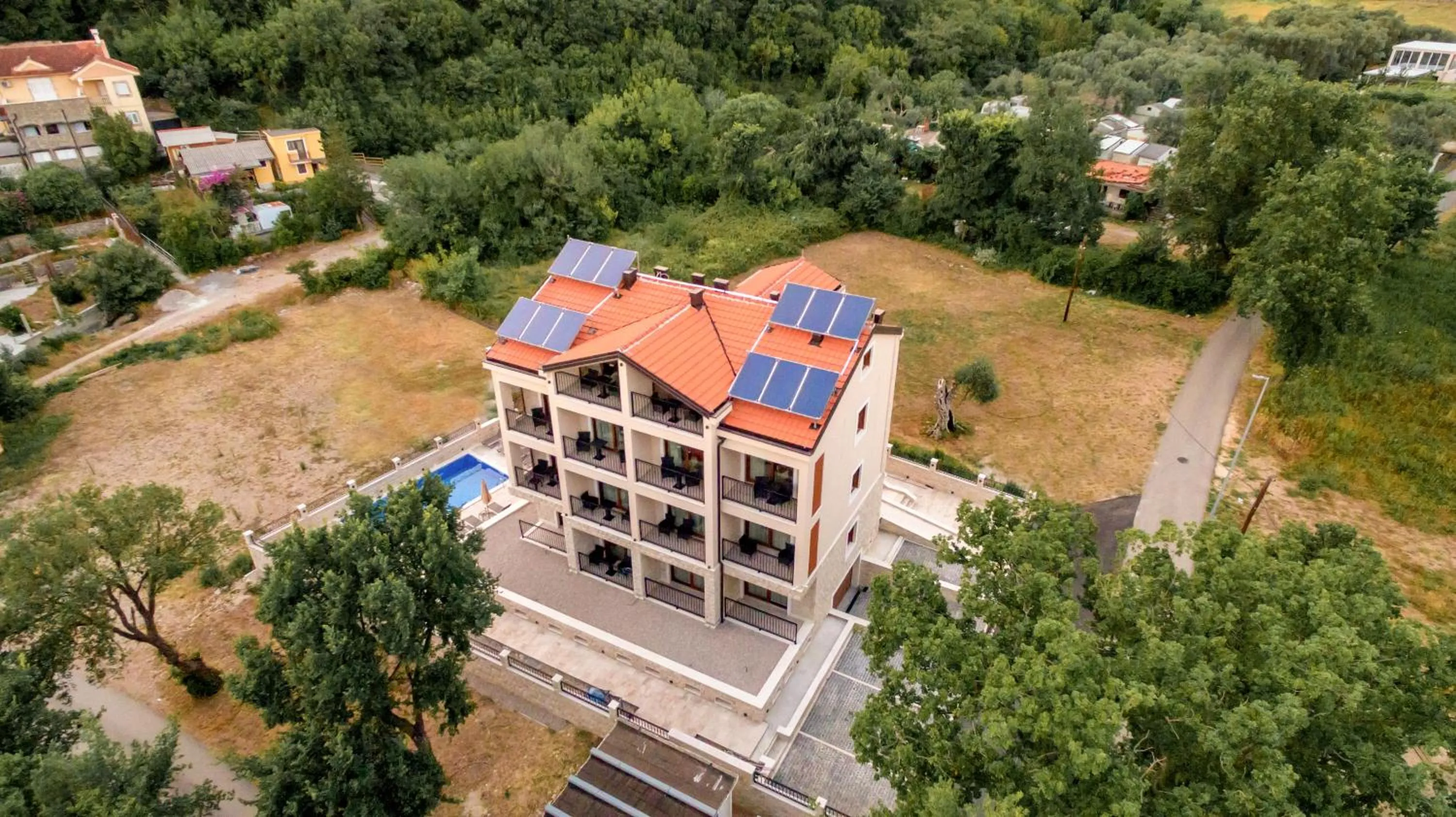 Facade/entrance in Luxury Apartments Queen