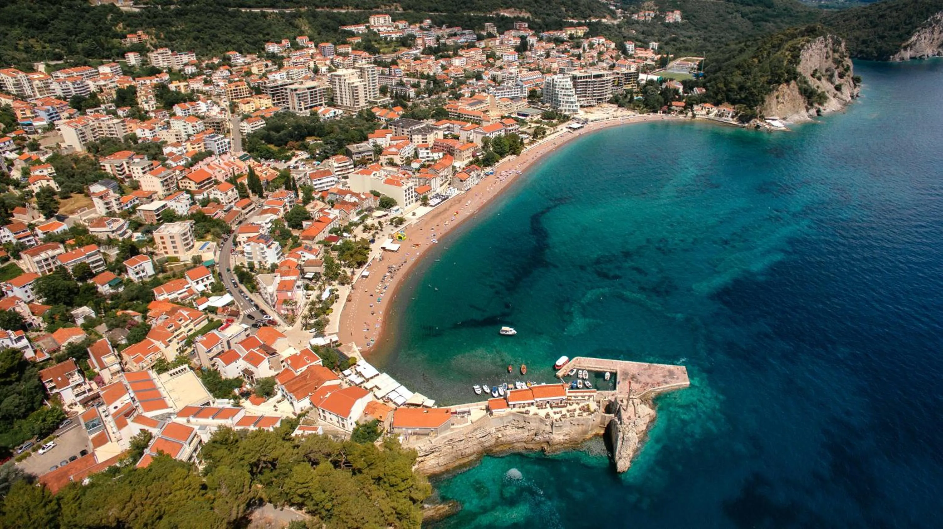 Beach in Luxury Apartments Queen