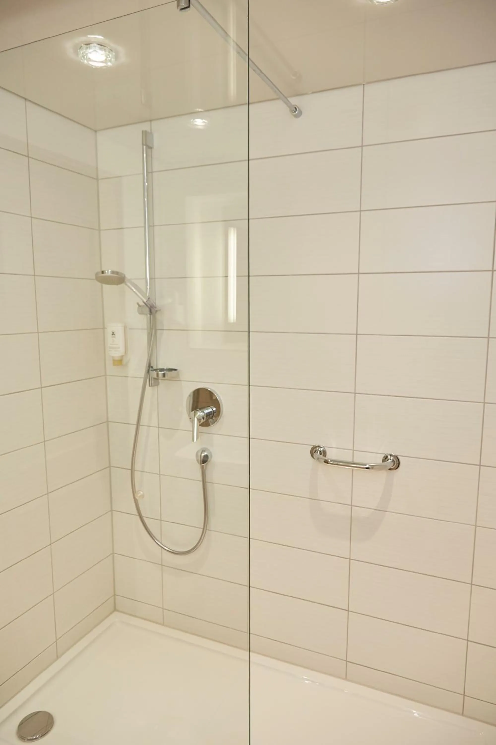 Shower in Flair Hotel Weinstube Lochner