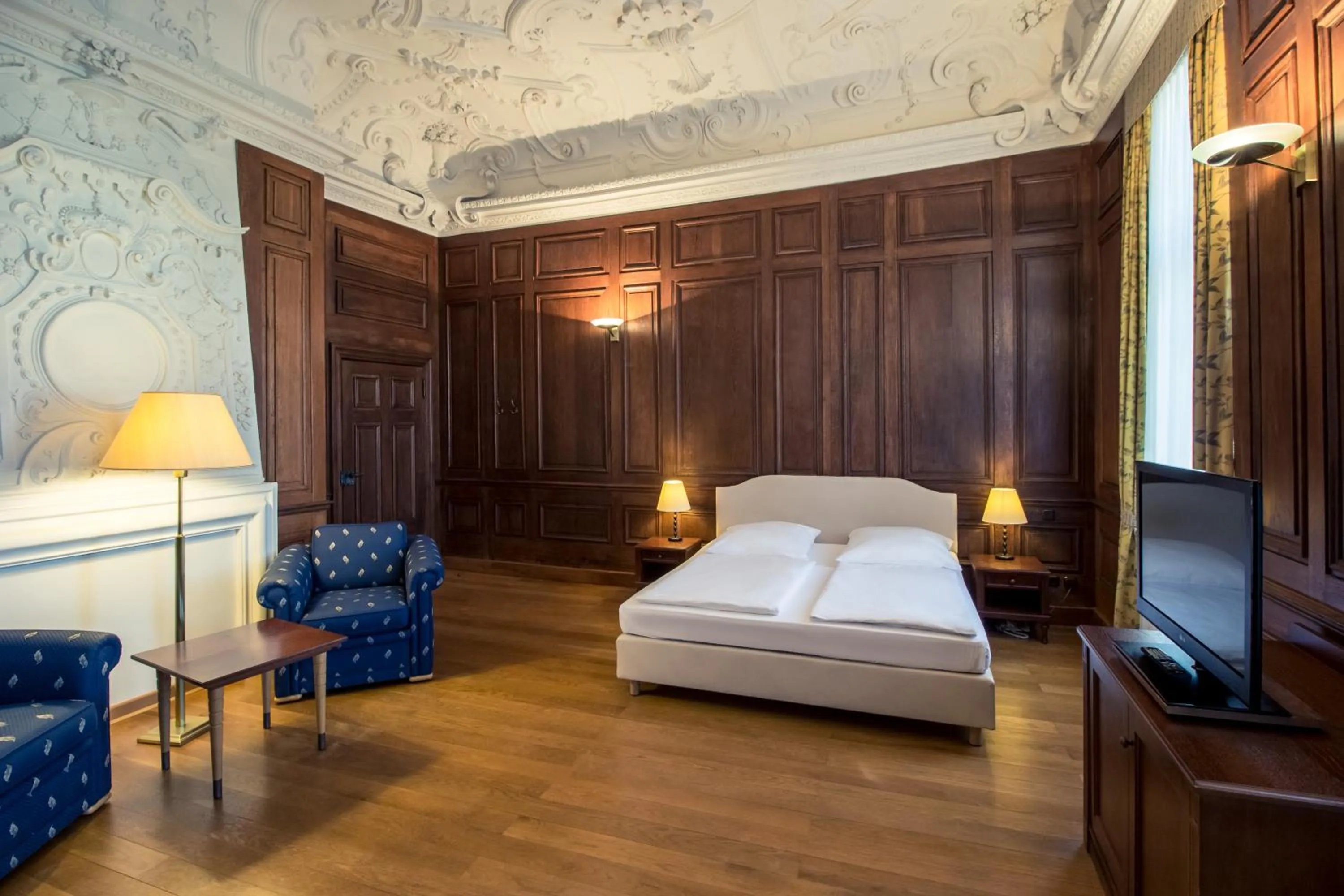 Living room, Bed in Hotel Schloss Neustadt-Glewe
