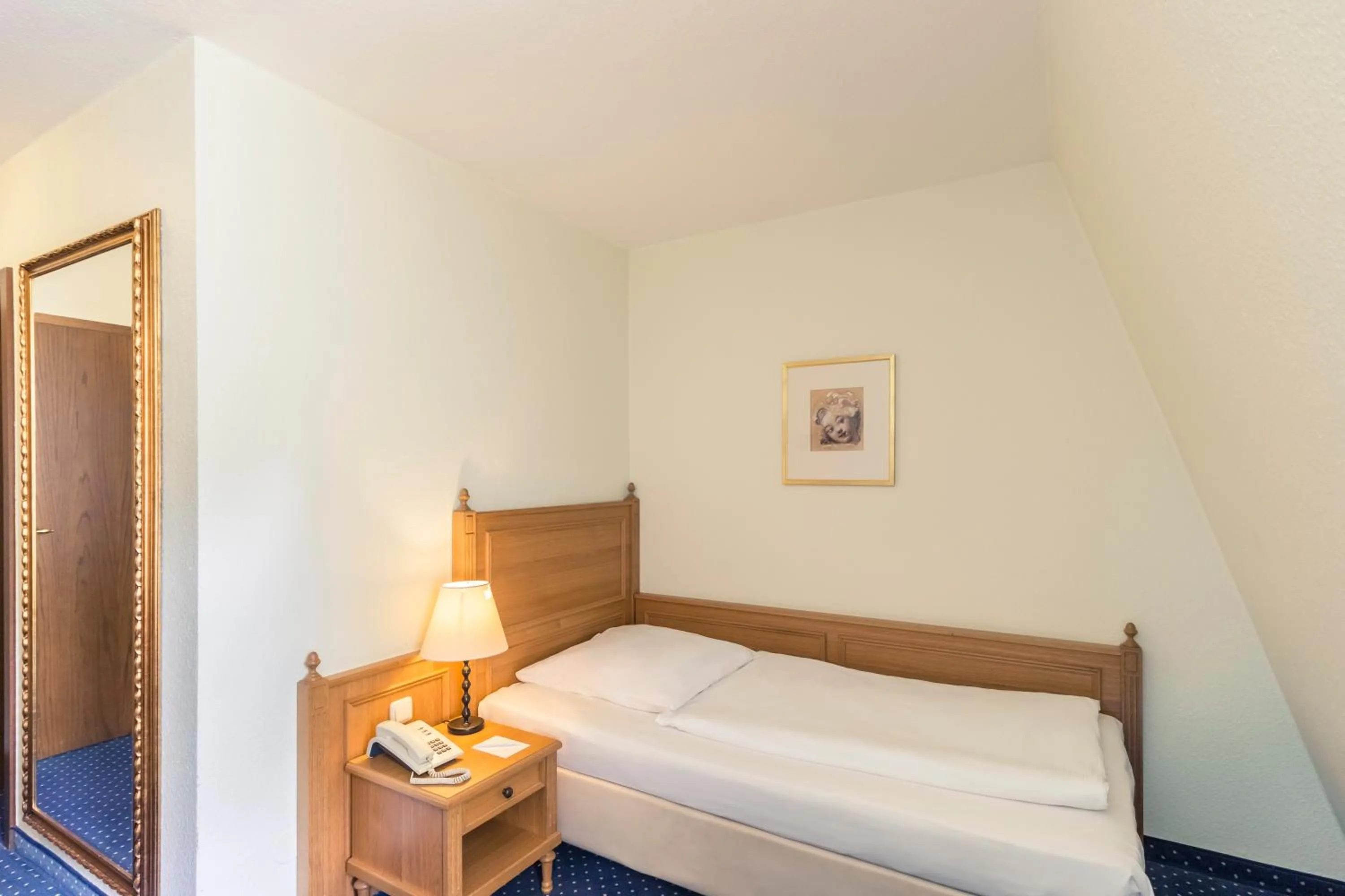 View (from property/room), Bed in Hotel Schloss Neustadt-Glewe