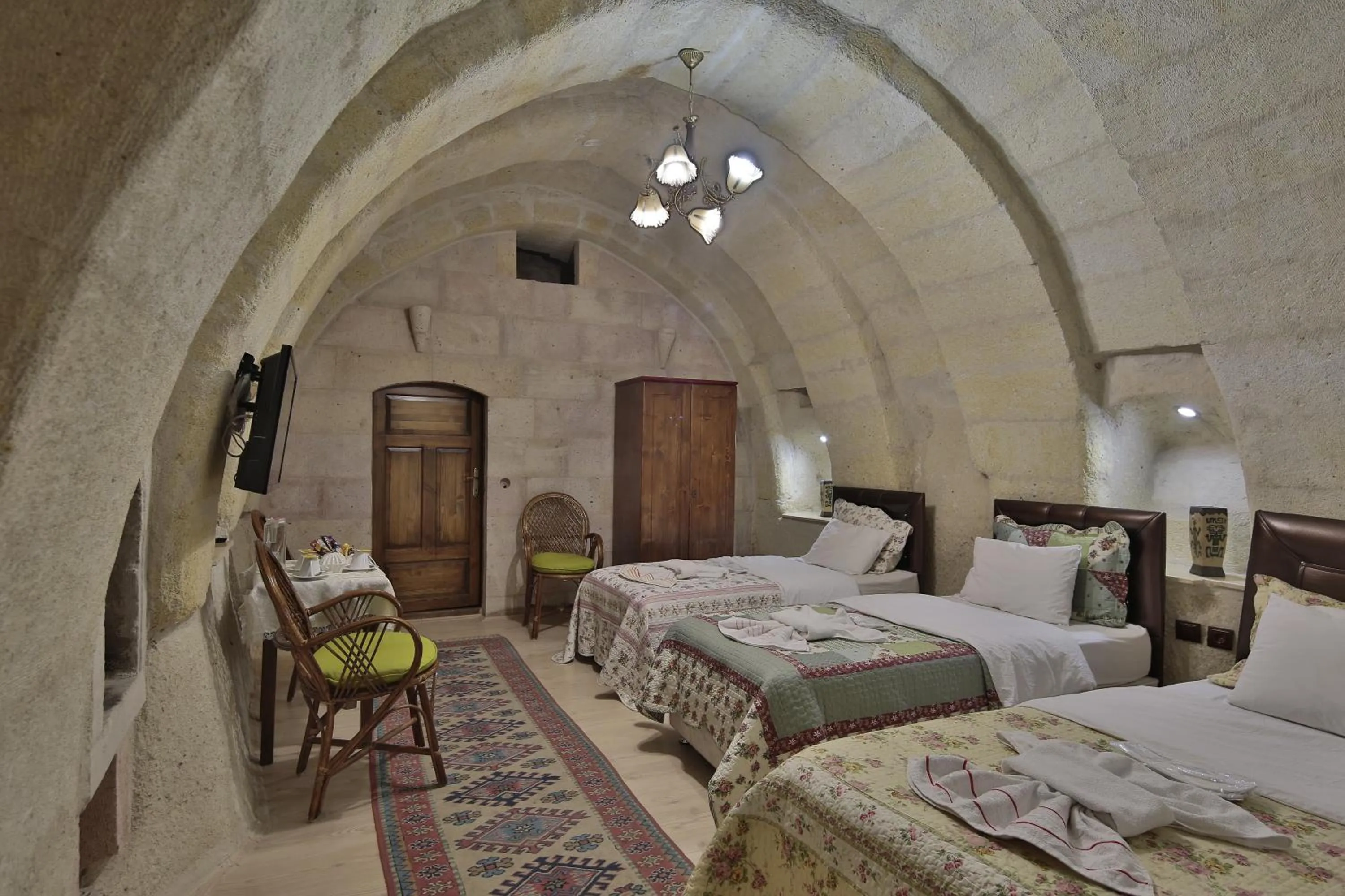 Shower, Bed in View Cave Hotel