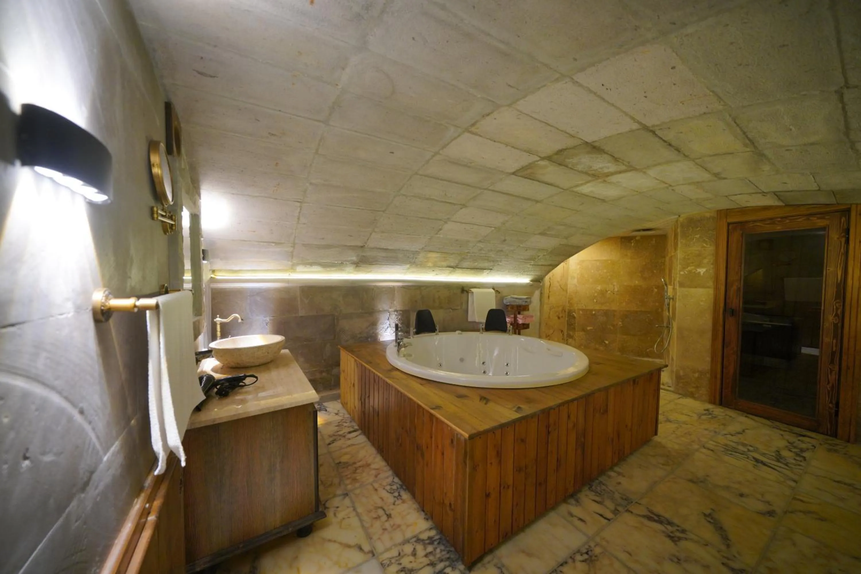 Hot Tub in View Cave Hotel