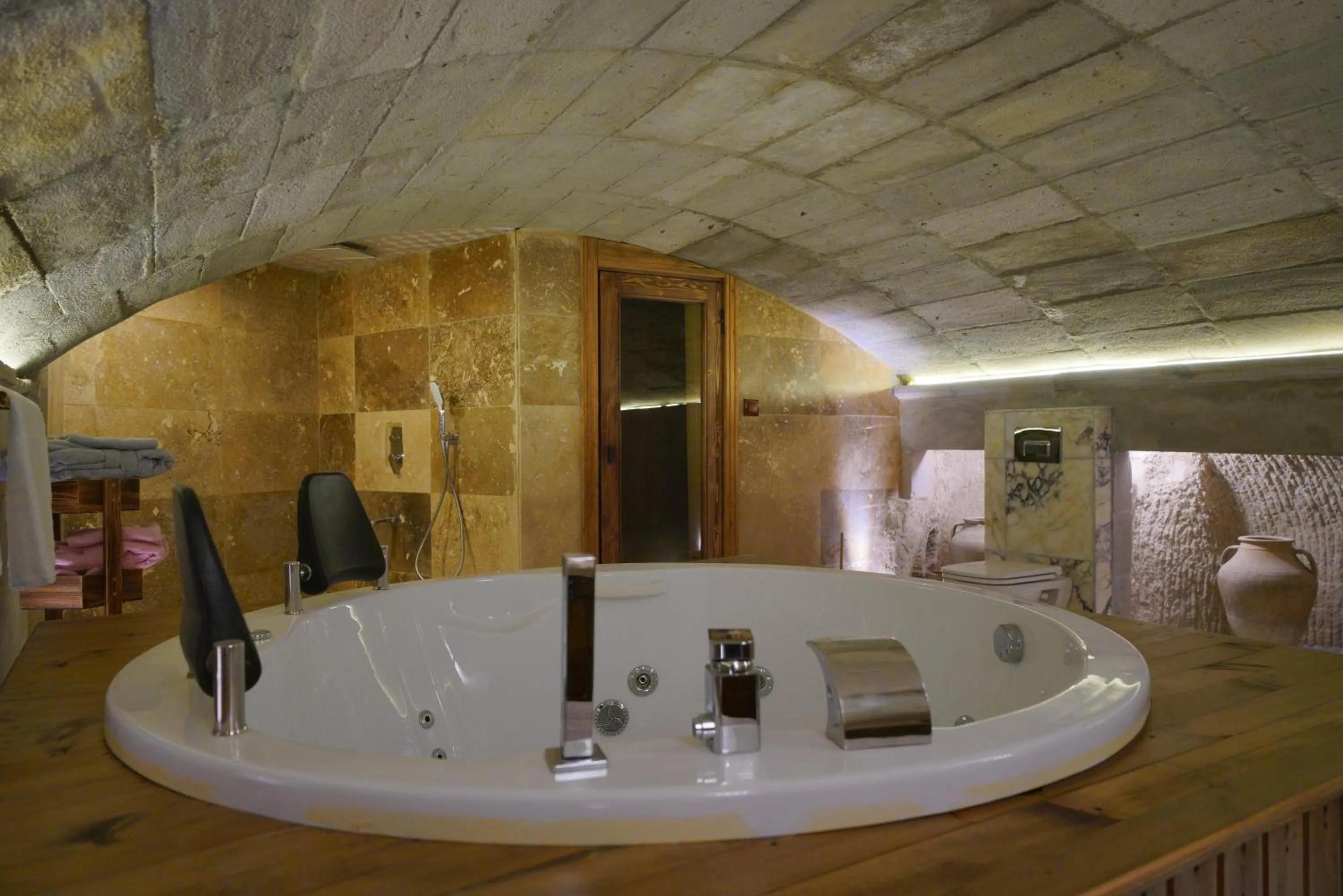 Hot Tub in View Cave Hotel