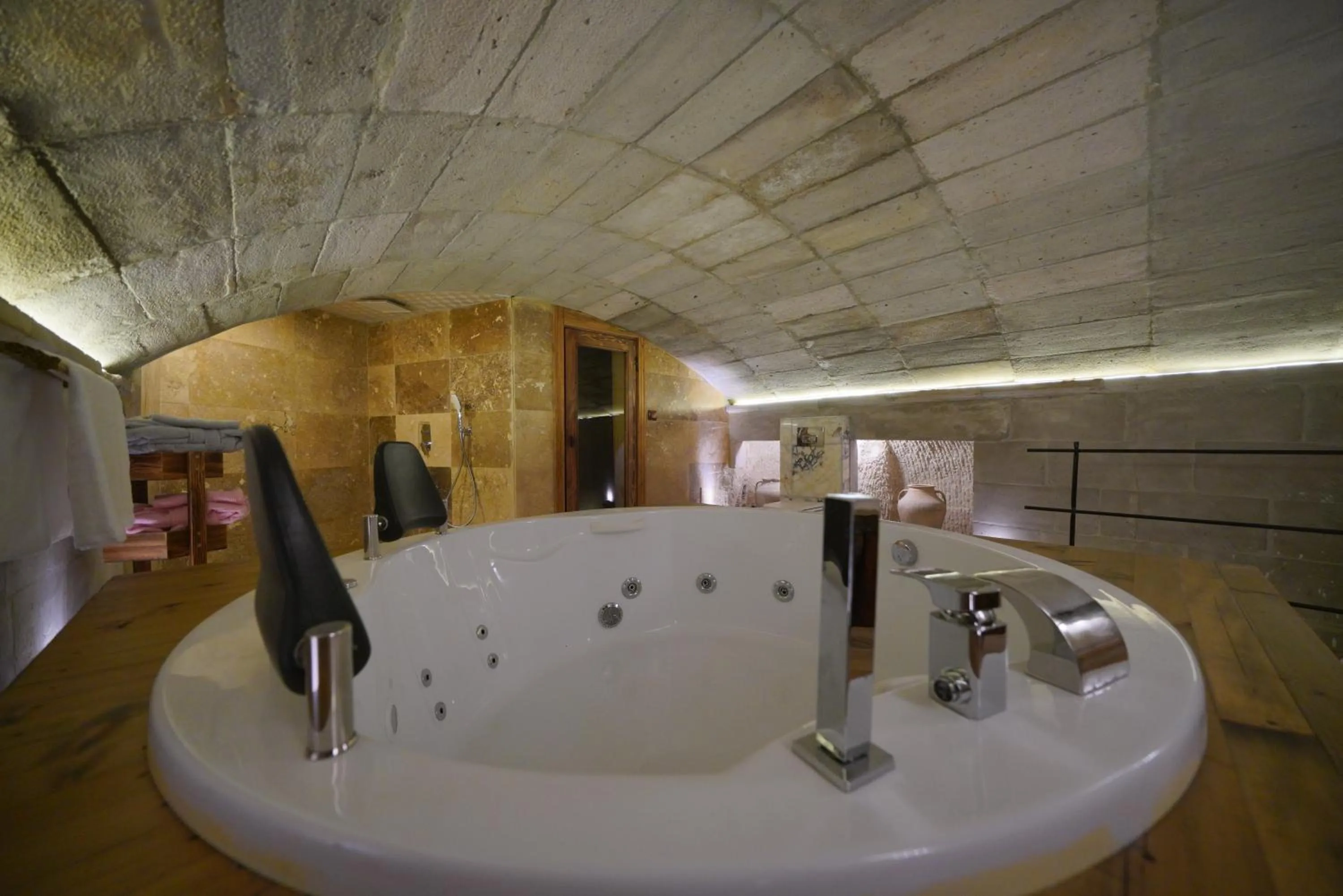 Hot Tub in View Cave Hotel