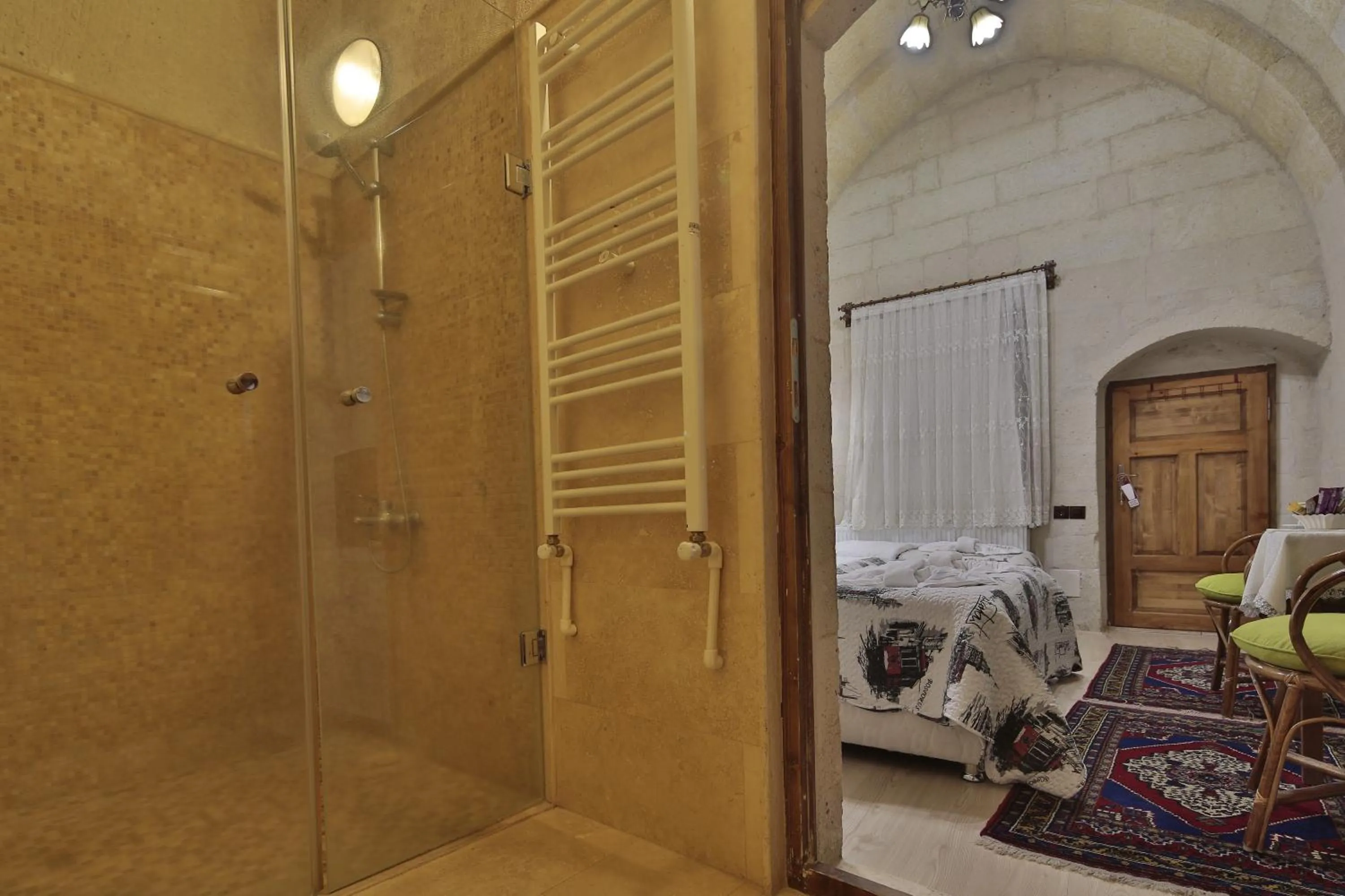 Shower, Bed in View Cave Hotel