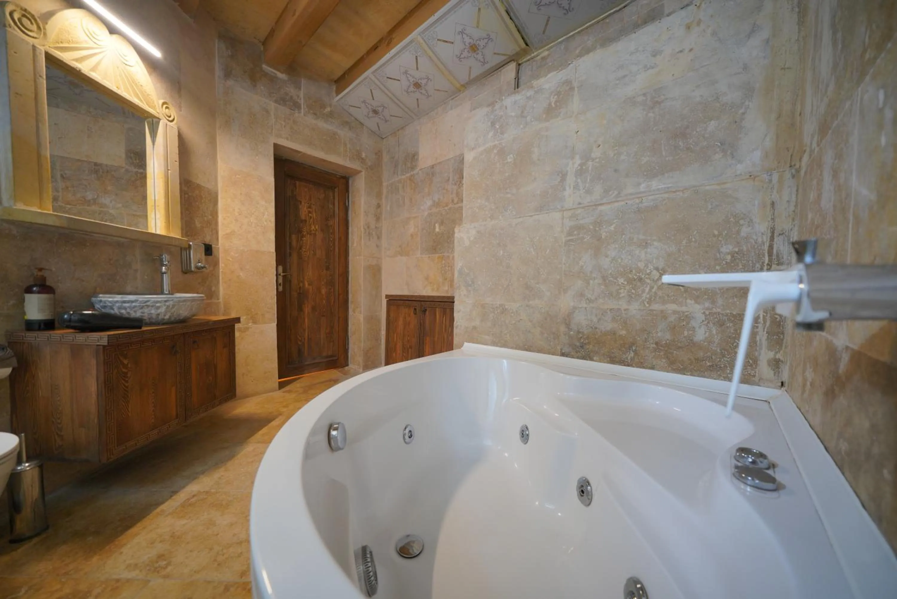 Hot Tub in View Cave Hotel