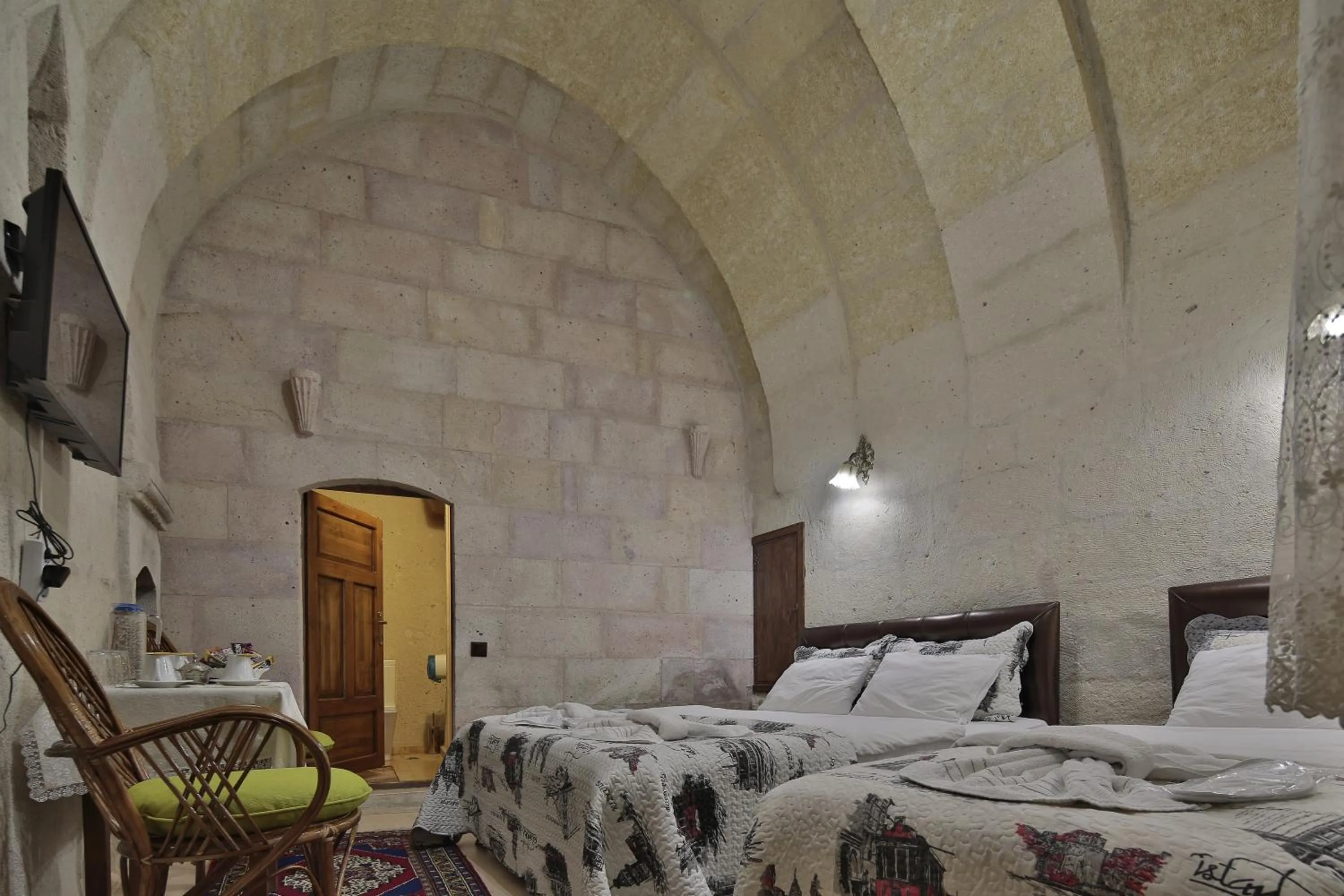 Shower, Bed in View Cave Hotel