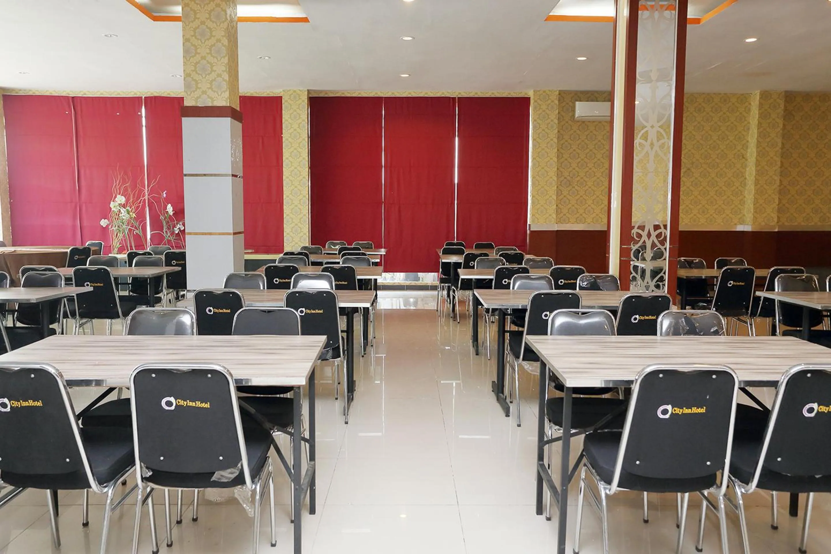 Restaurant/places to eat in Sans Hotel City Inn Palangkaraya