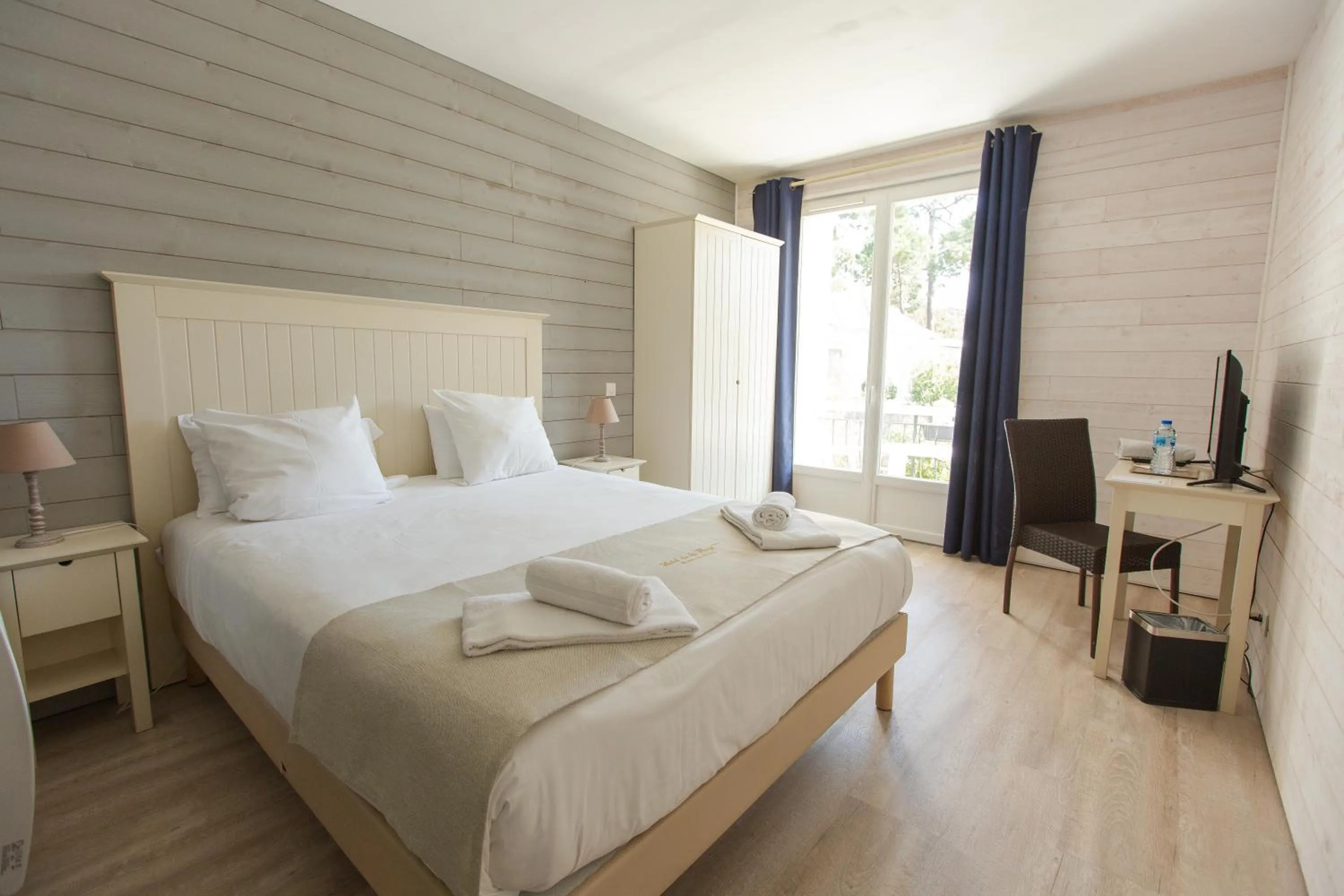 Bed in Hôtel de la Plage, Ronce-les-bains, La Tremblade