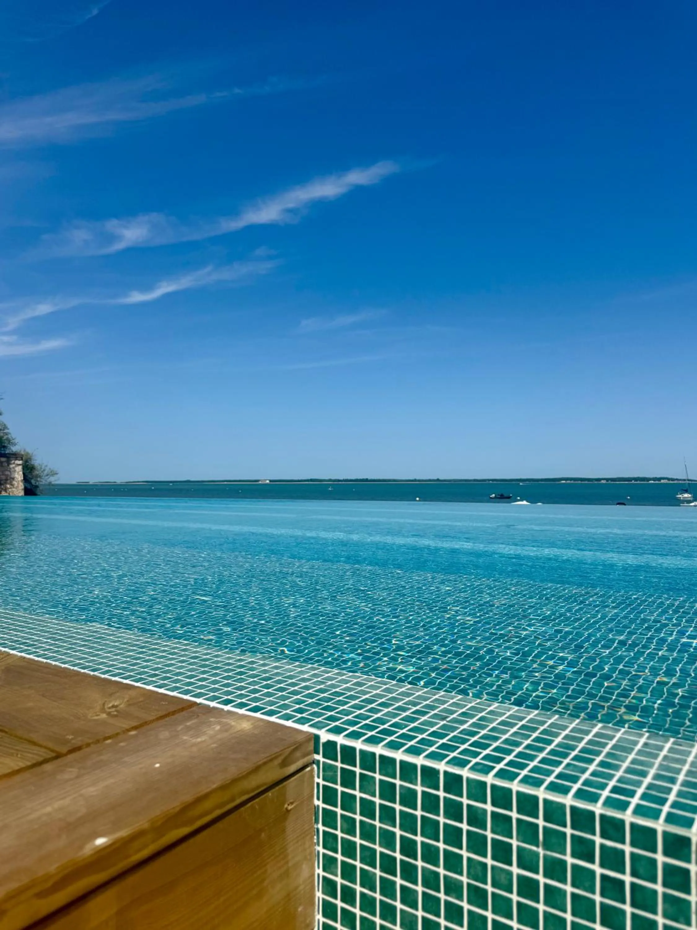 Swimming pool in Hôtel de la Plage - Ronce-les-bains