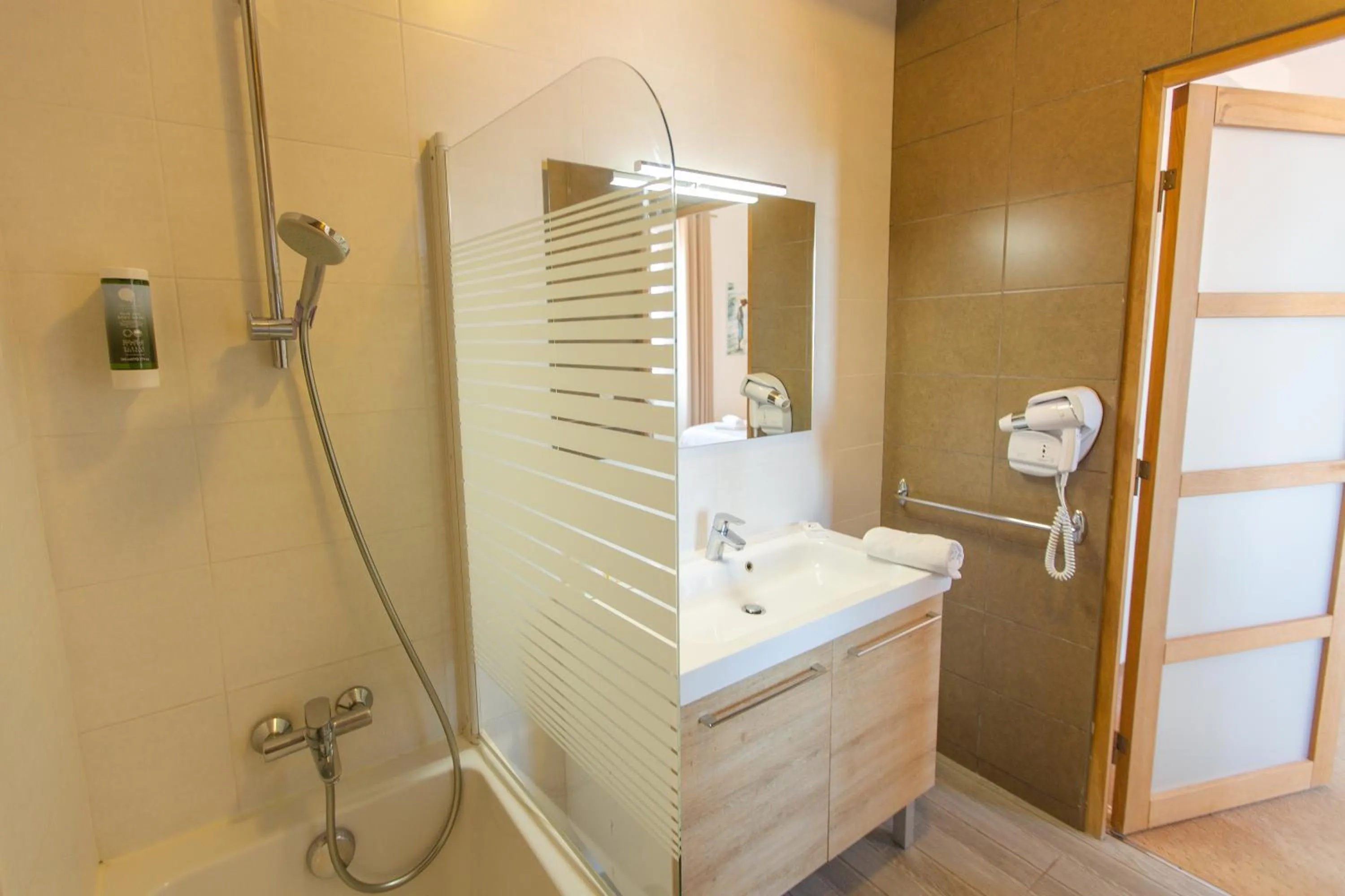Bathroom in Hôtel de la Plage, Ronce-les-bains, La Tremblade