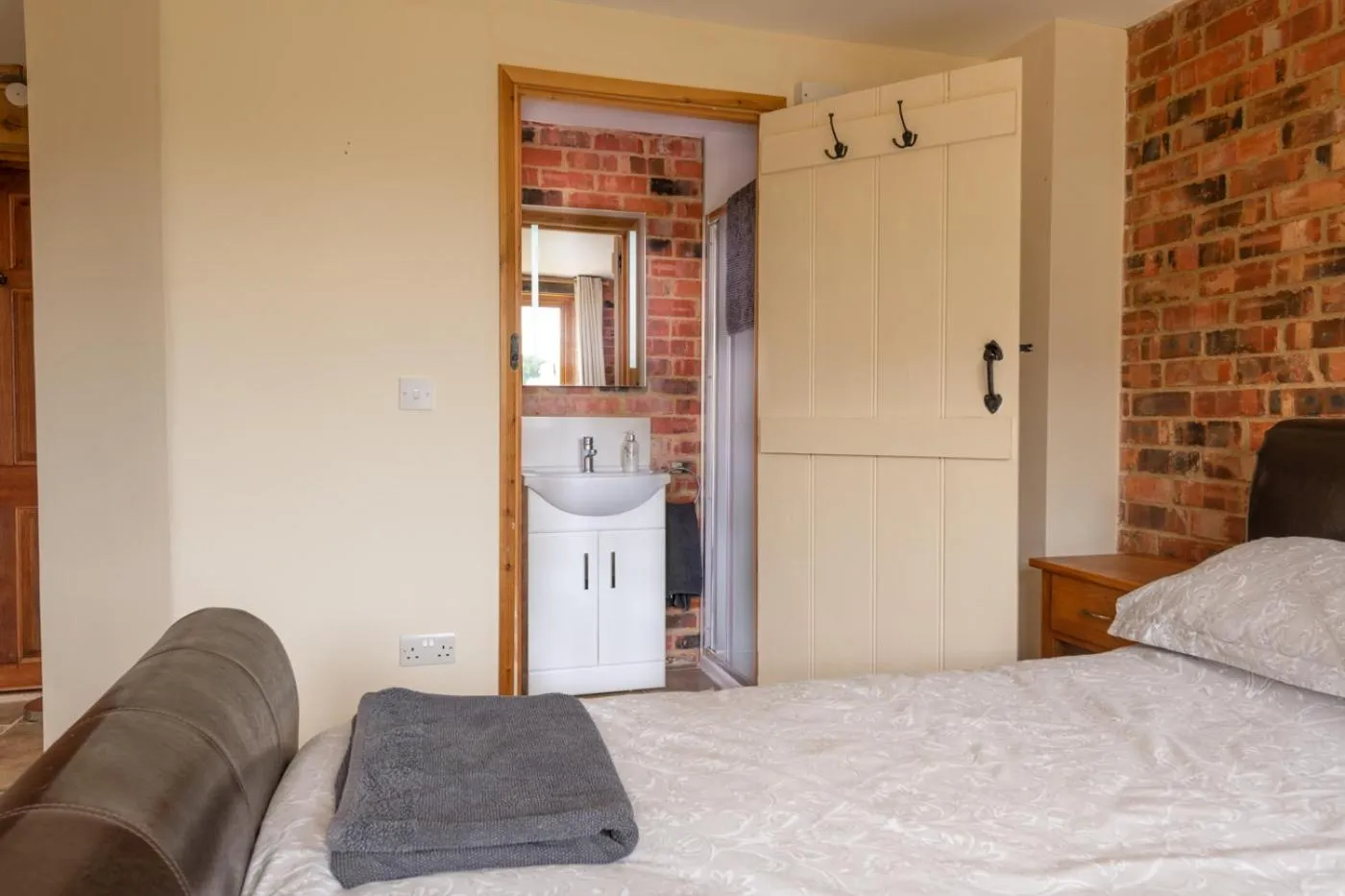 Bathroom, Bed in Mill Cottage 2 - Ash Farm Cotswolds