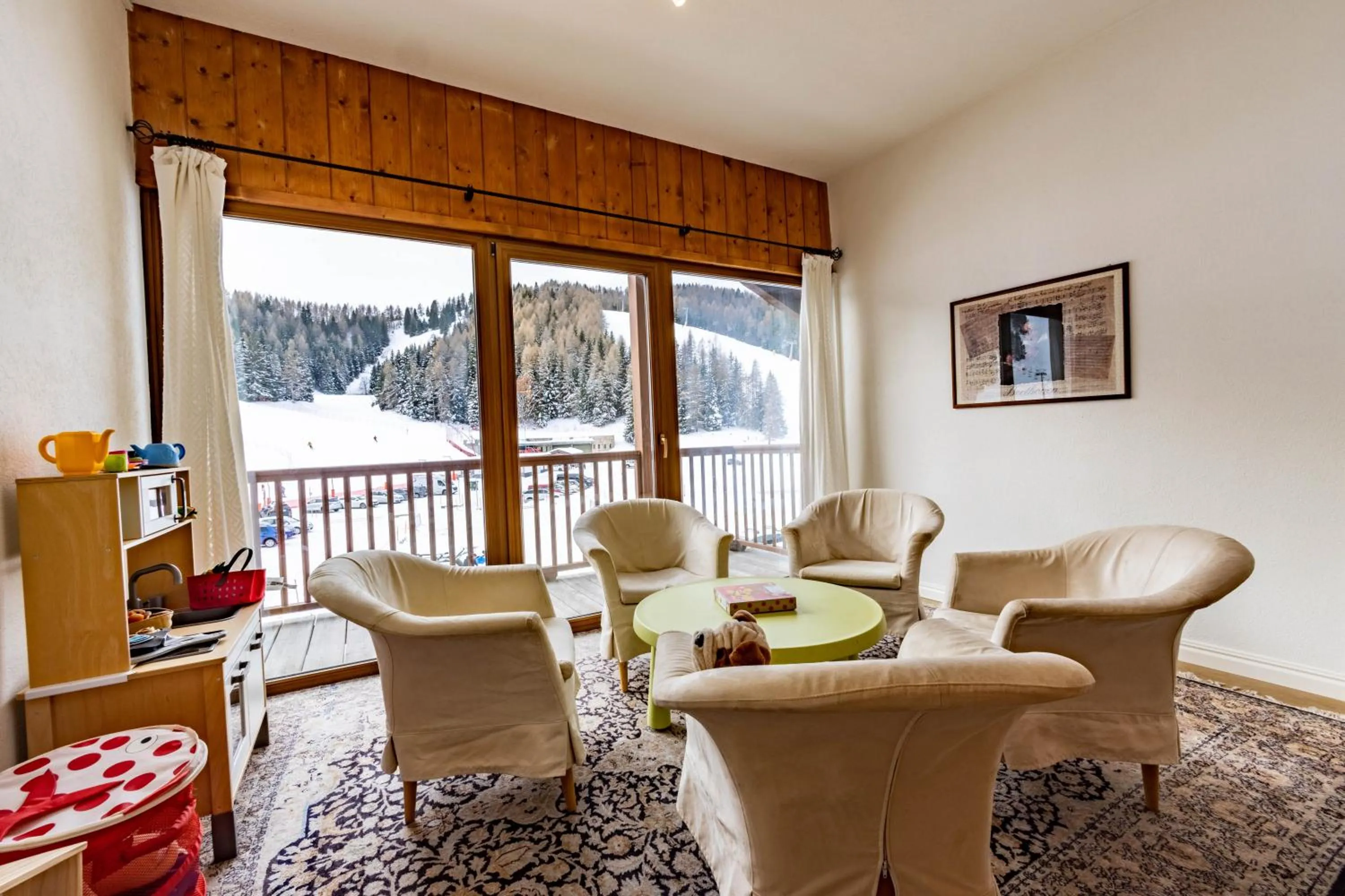 Communal lounge/ TV room in Hotel Grizzly "Ski-in Ski-out"